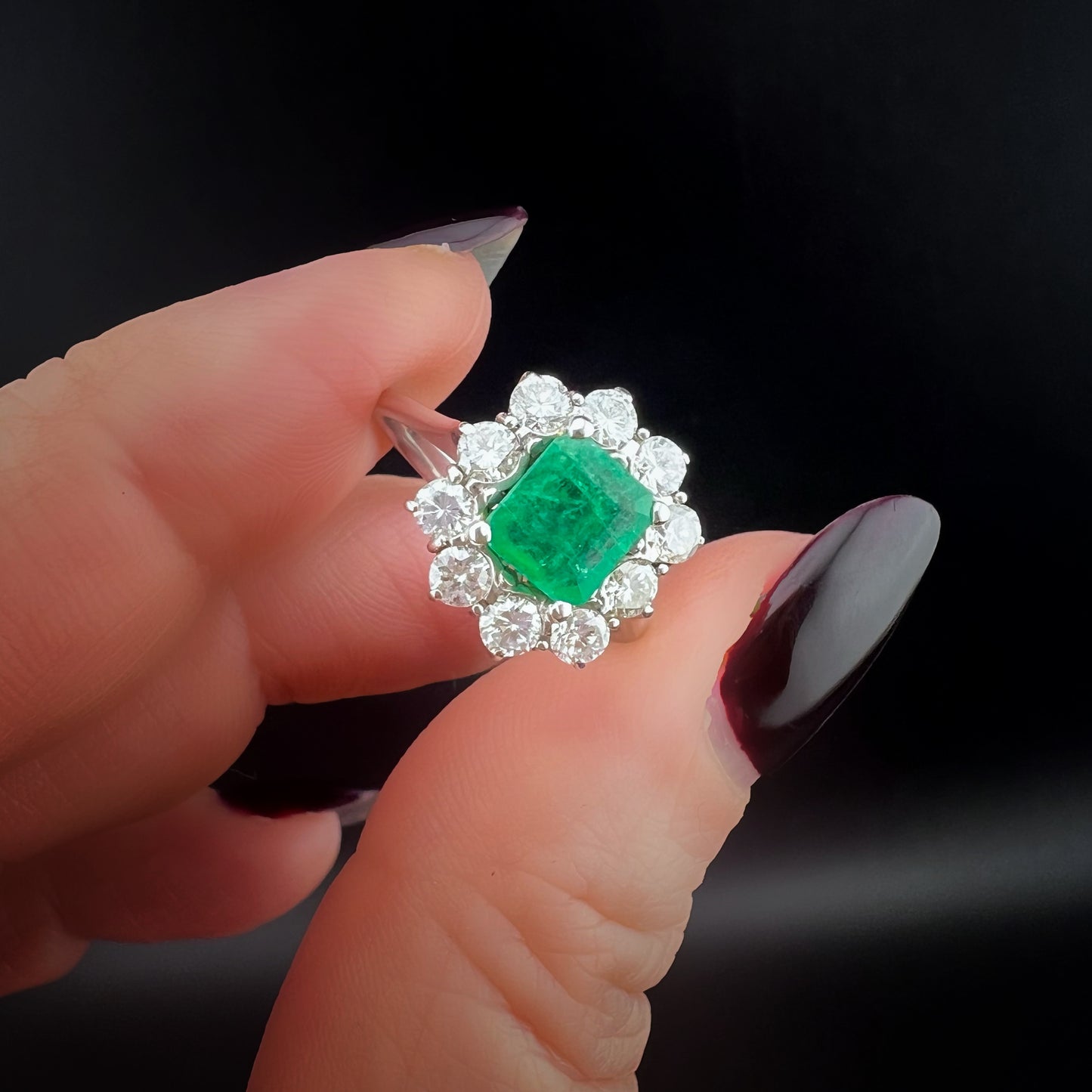 Gänseblümchenring aus 18 Karat Gold mit Smaragd und Diamanten