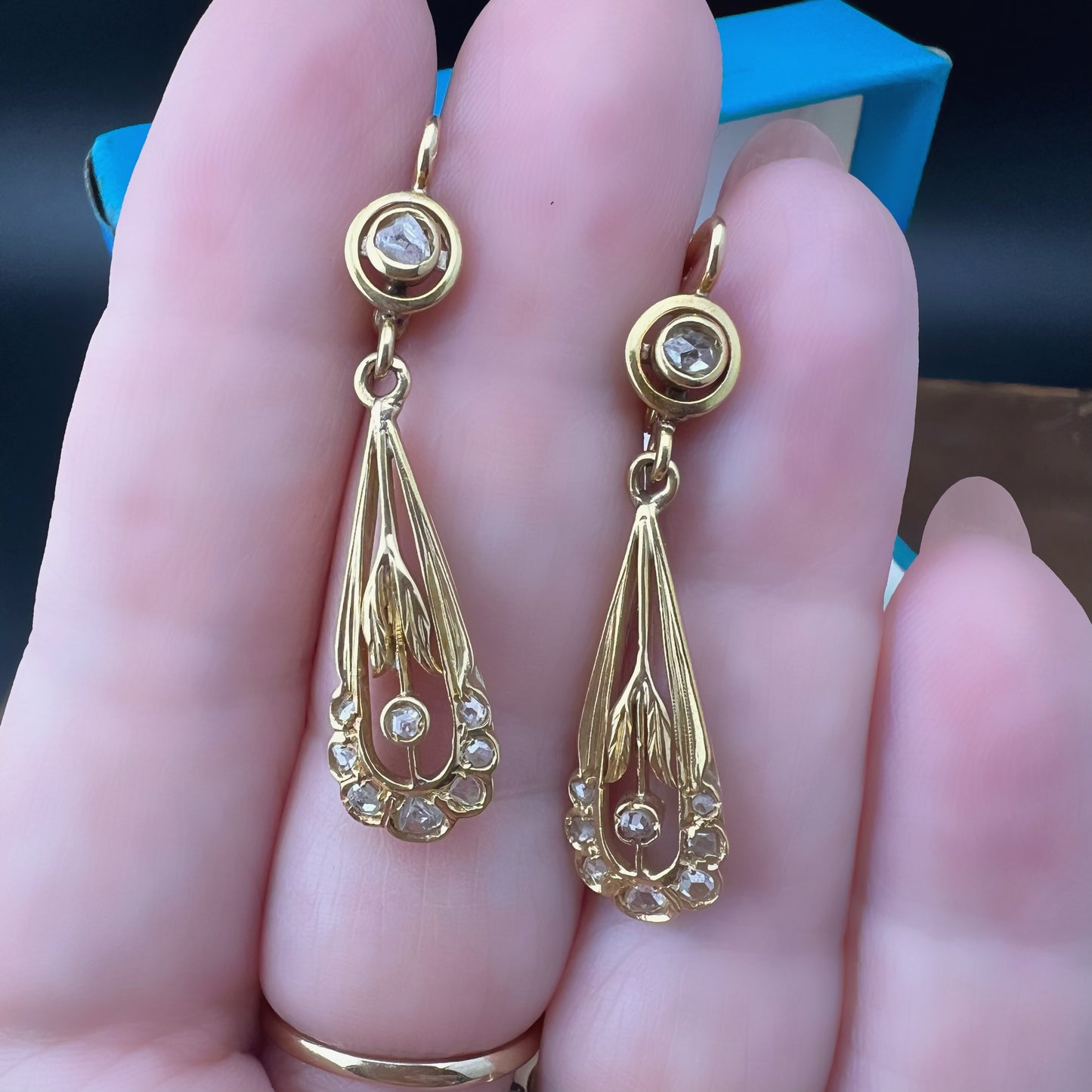 Pair of Art Nouveau earrings in 18K gold and diamonds