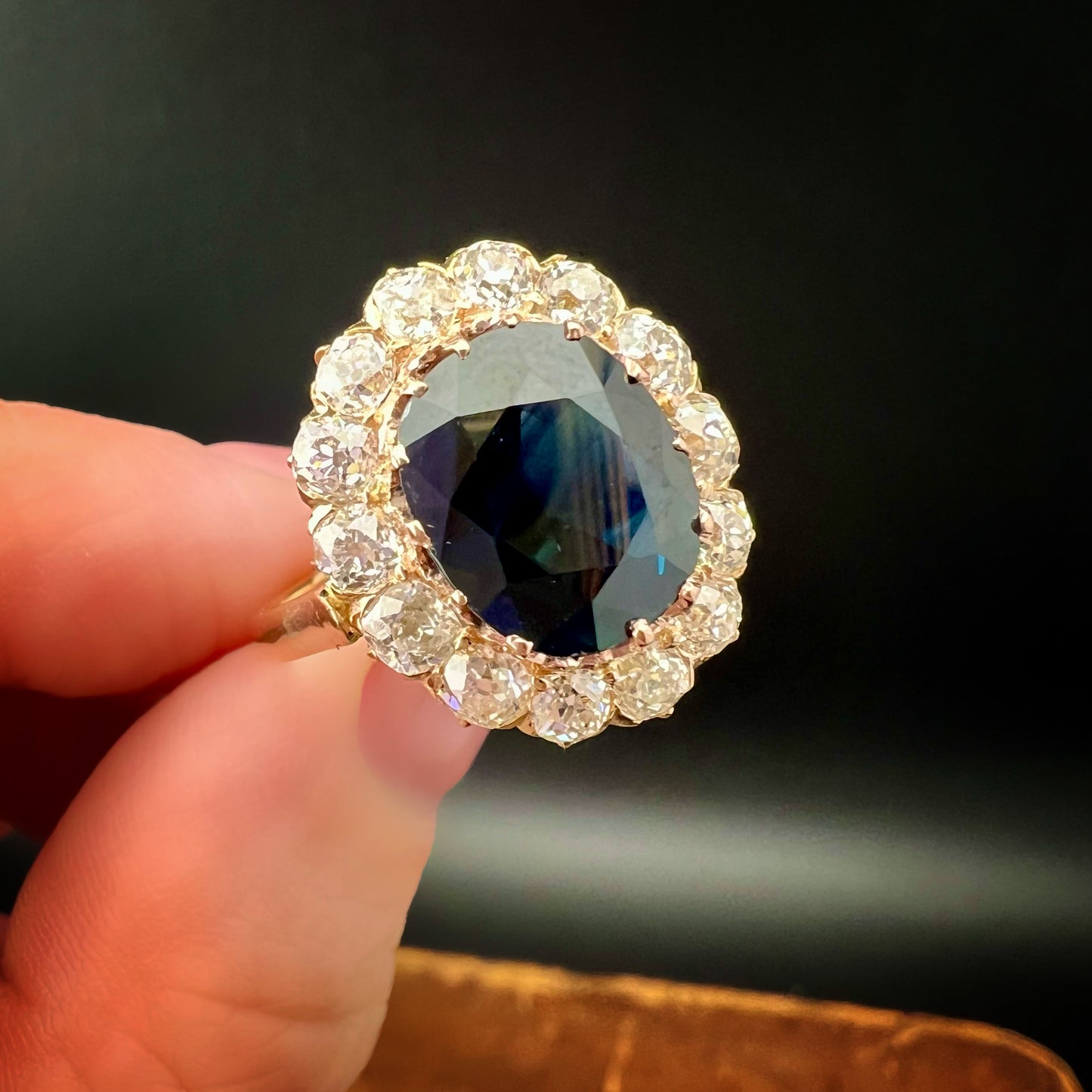 Gänseblümchenring aus 18 Karat Gold mit Altminendiamanten und einem natürlichen Saphir von 4,46 Karat