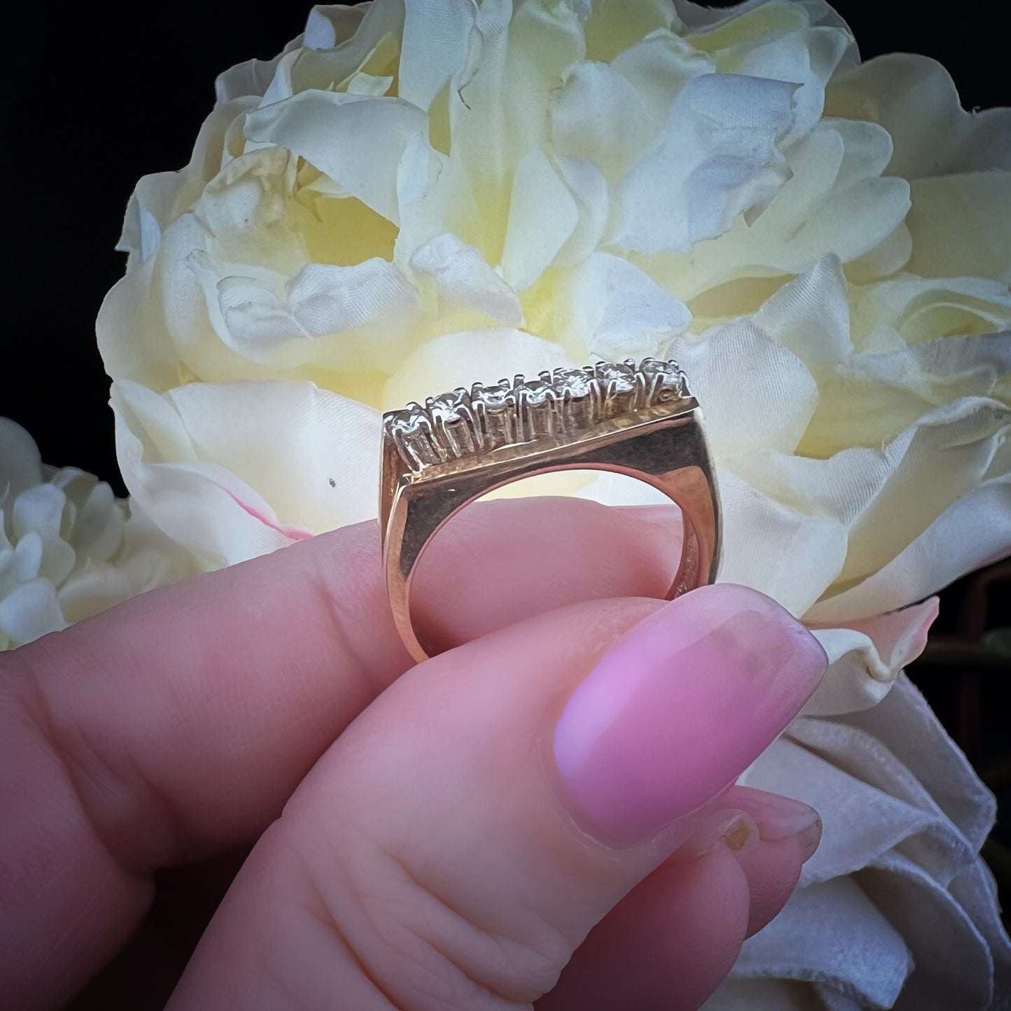 Anello vintage inglese con diamanti – modello a ponte obliquo (Sheffield, 1980)