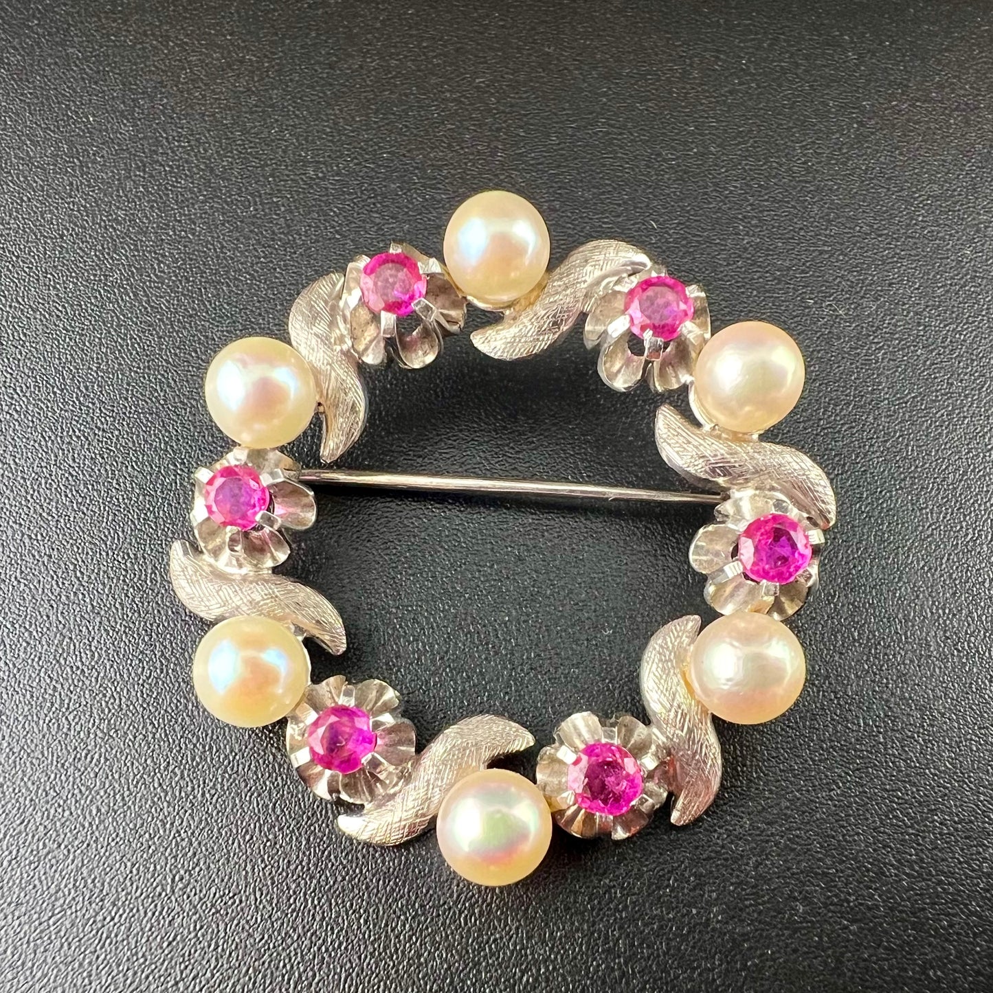 Italienische Brosche aus 18 Karat Gold mit Rubinen und Perlen aus den 1950er Jahren