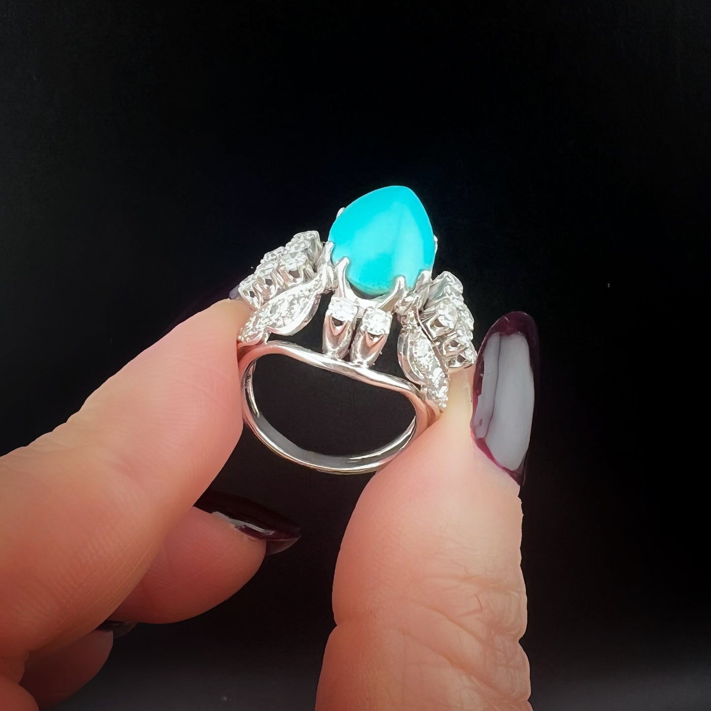 Imponente anello in oro bianco con turchese naturale e diamanti – Manifattura anni ’50