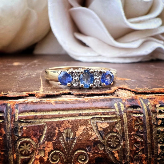 Vintage-Goldring mit blauen Topasen und Diamanten – England, 1980er