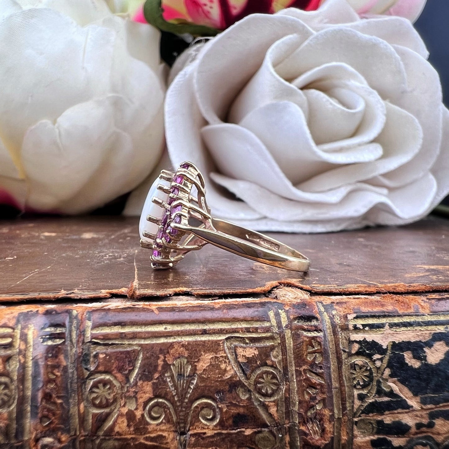 Anello vintage in oro giallo 9 ct con opale e rubini – Birmingham, 1989