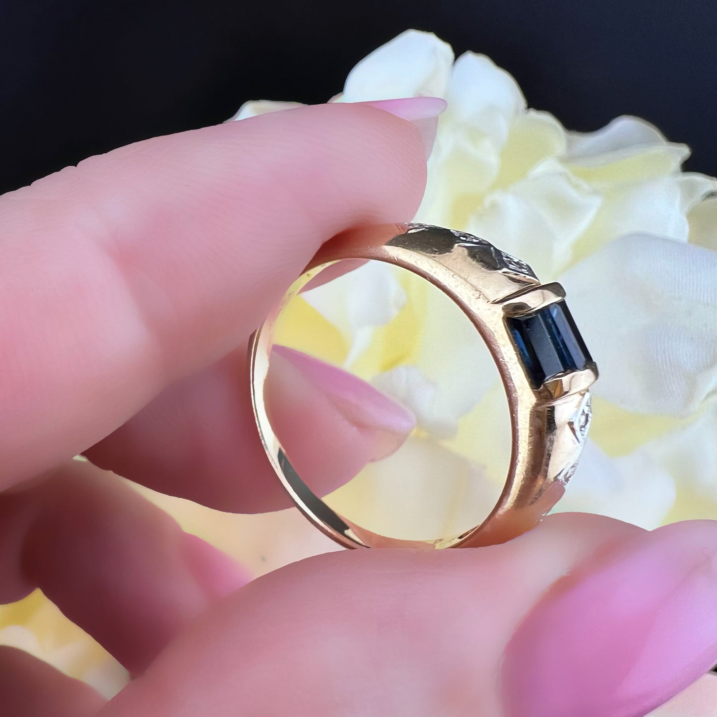 Anello in oro con zaffiri e diamanti