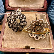 Carica l&#39;immagine nel visualizzatore di Gallery, Orecchini oro a monachella con fiore di diamanti
