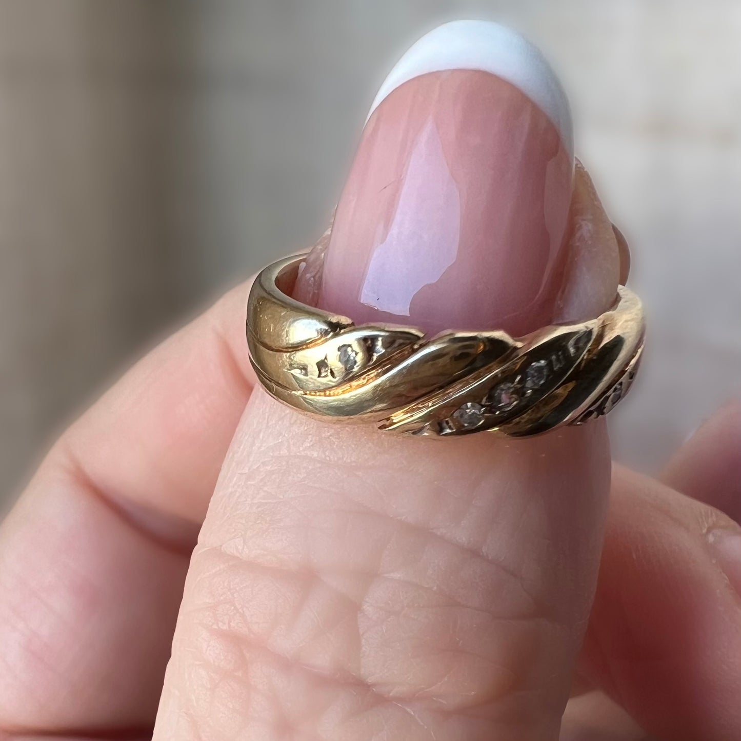 Band ring with diamonds