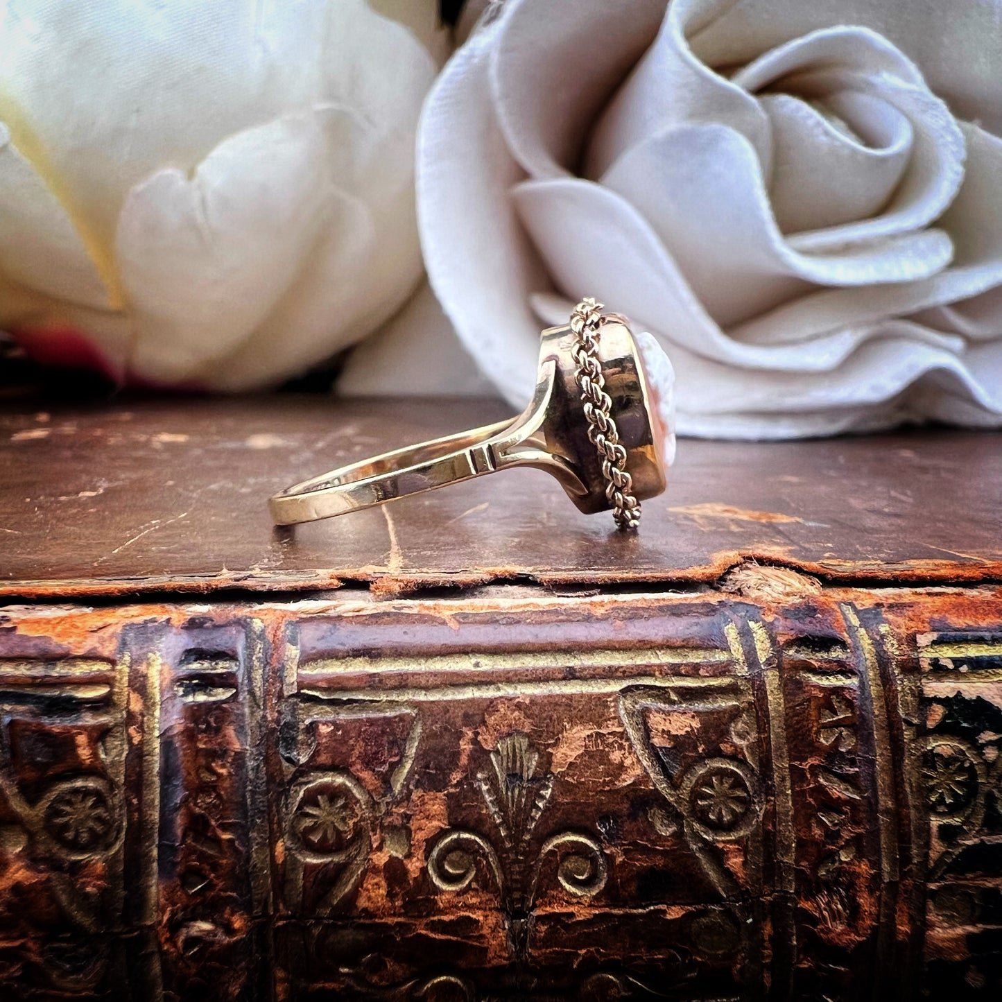 Anello vintage con cammeo scolpito – Birmingham, 1966