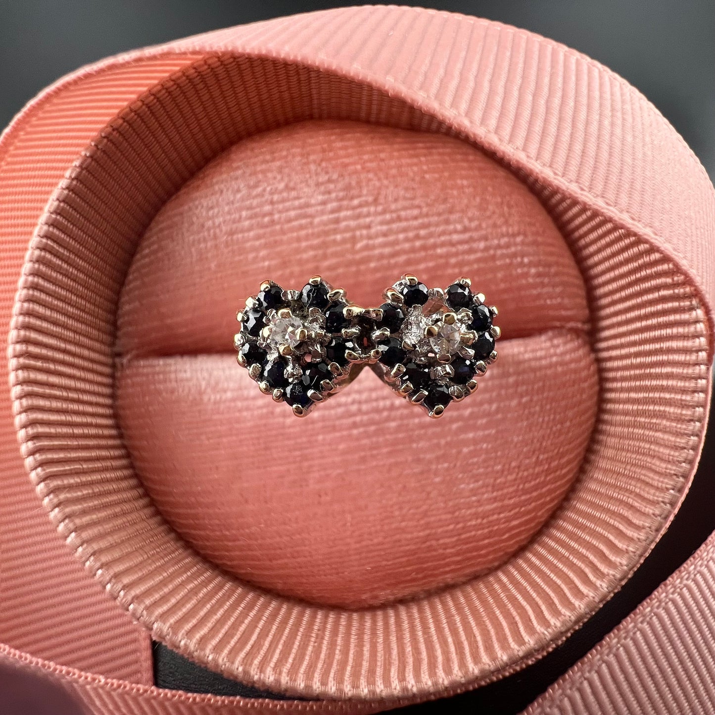 Ring mit zwei Herzen aus Saphiren und Diamanten