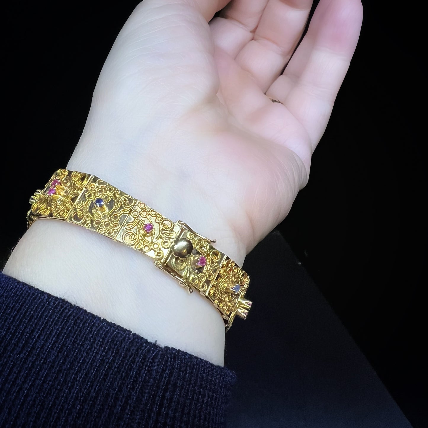 18K yellow gold bracelet with filigree, rubies, sapphires