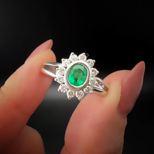 Anello a margherita con smeraldo e diamanti in oro 18 ct