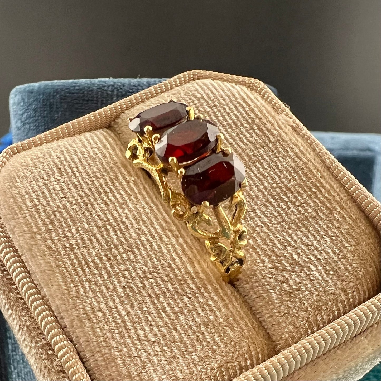 Ring with three garnets in 18k yellow gold