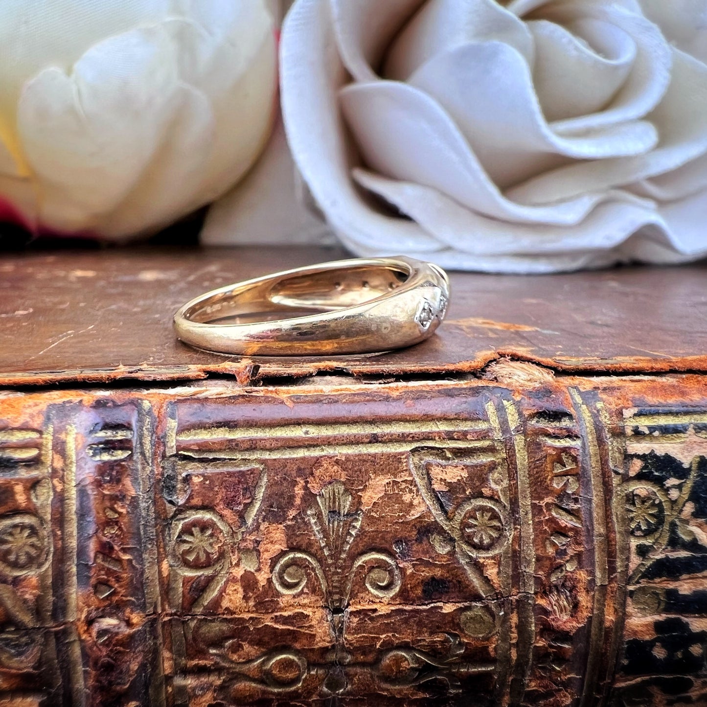 Anello in oro con zaffiri e diamanti