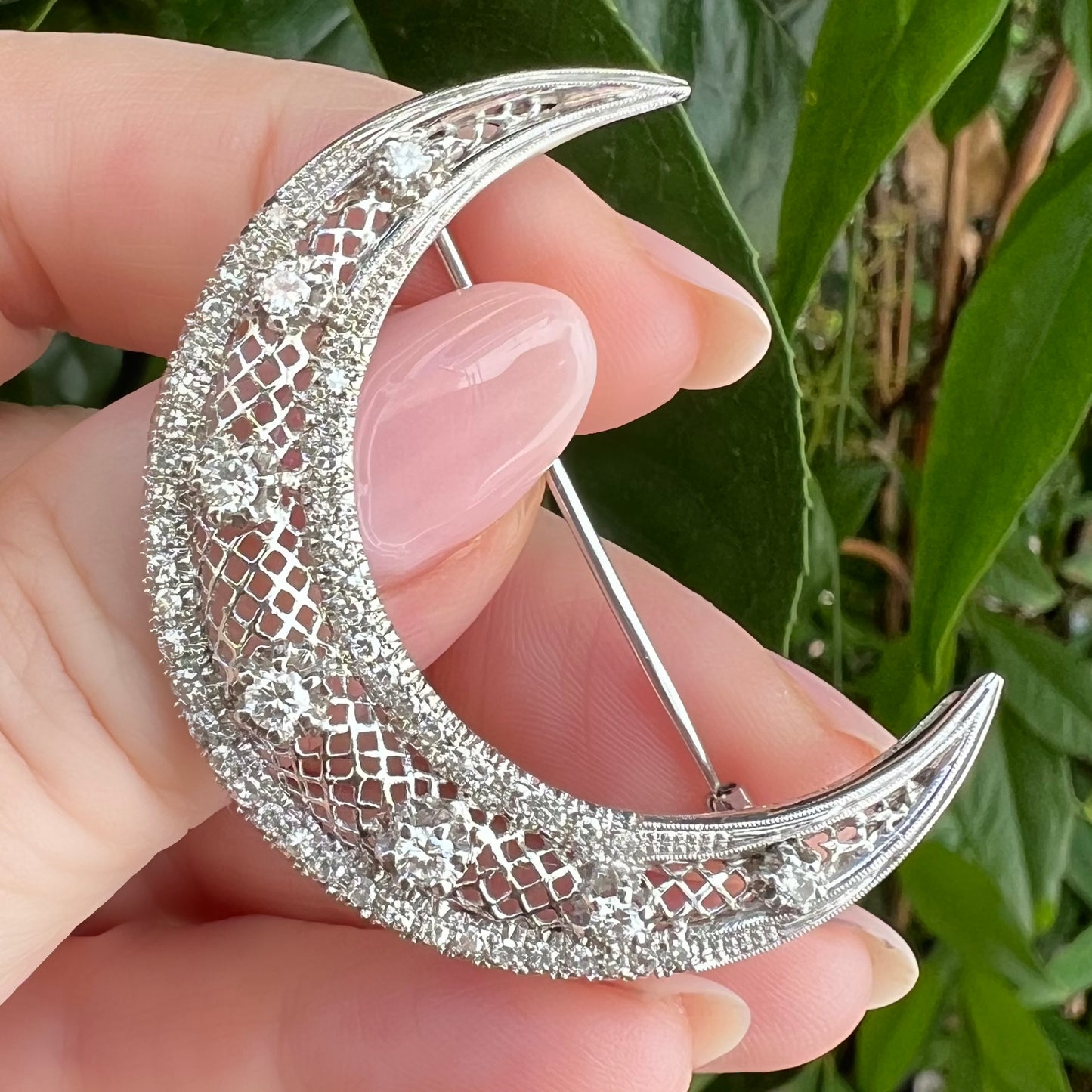 Halbmondbrosche aus 18 Karat Weißgold und Diamanten