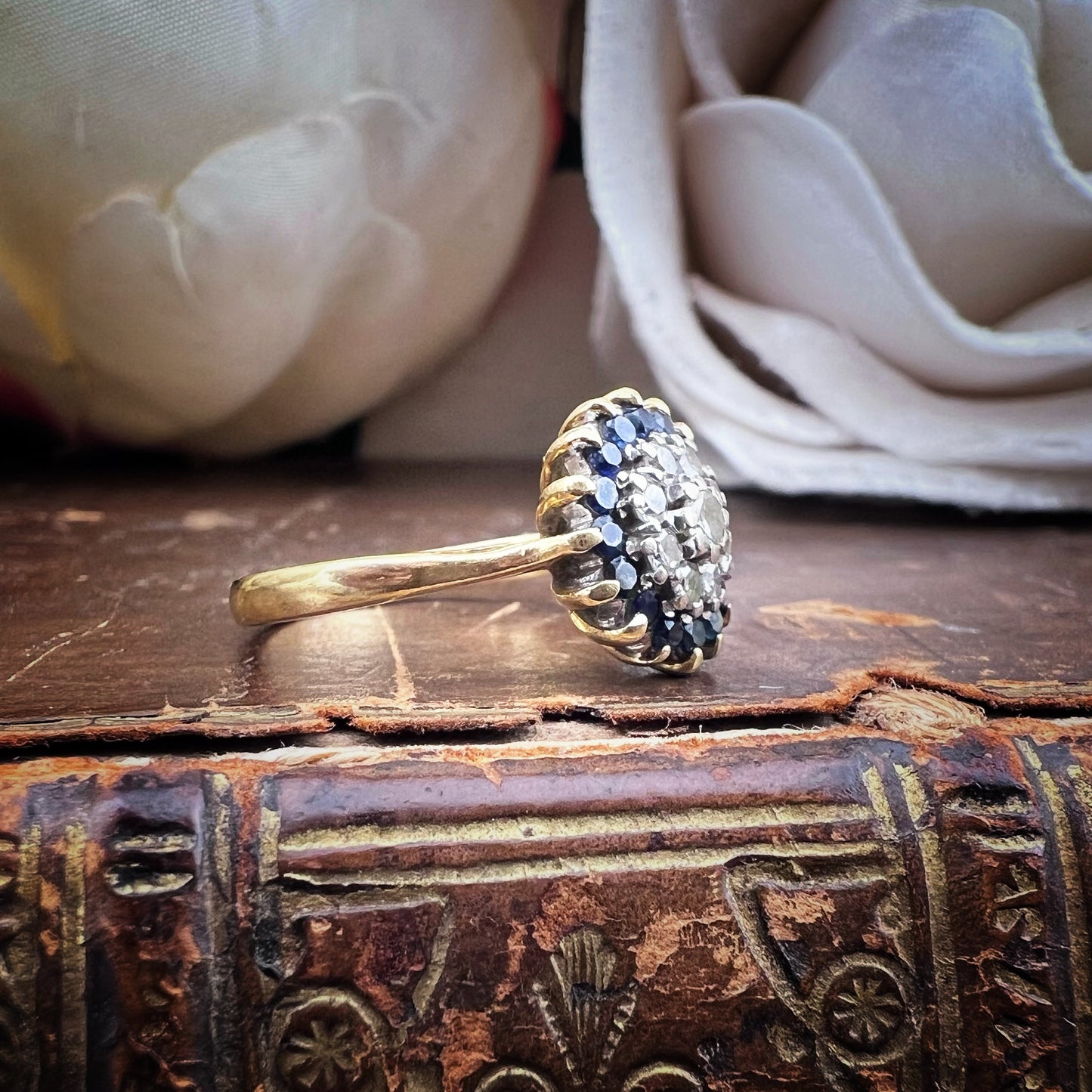 Anello Margherita in oro giallo 18 carati con diamanti e zaffiri – Londra, 1989