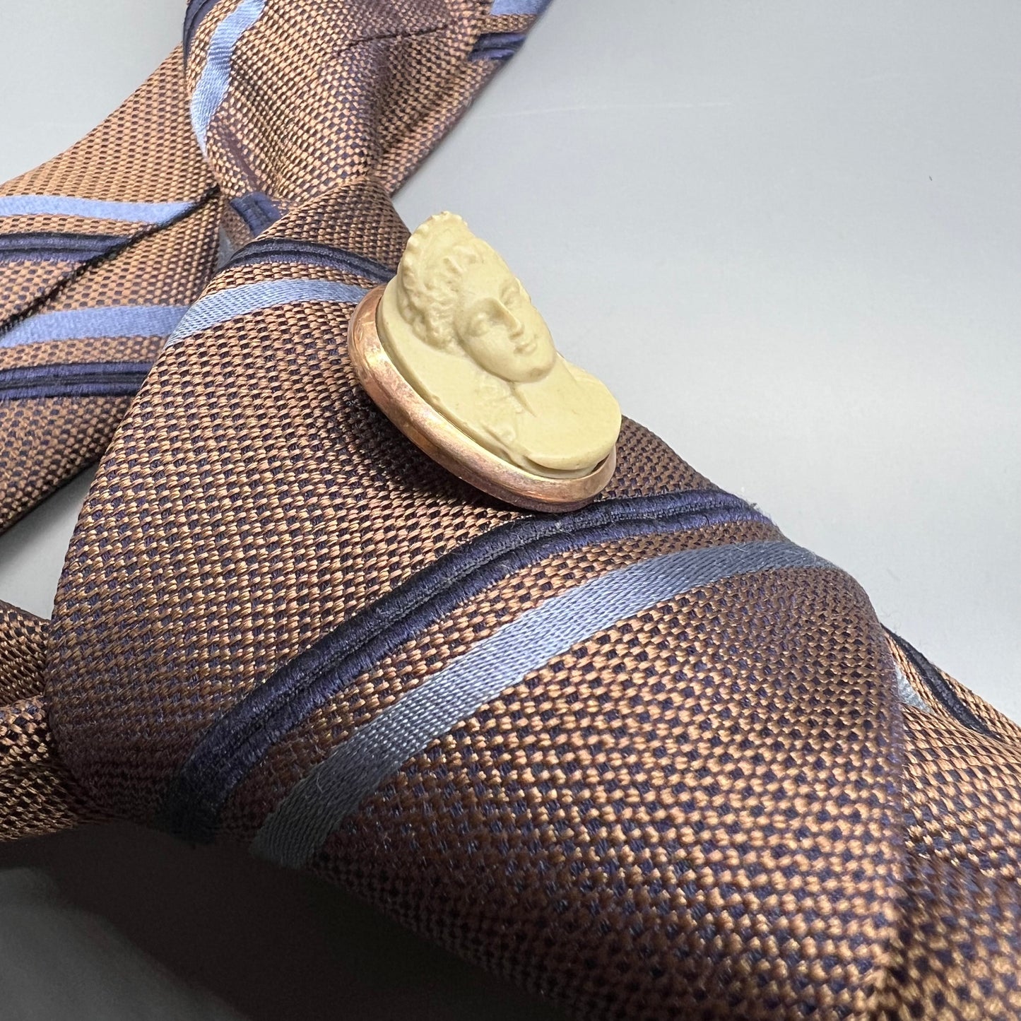 Viktorianische 9-karätige Goldbrosche mit Lavakamee