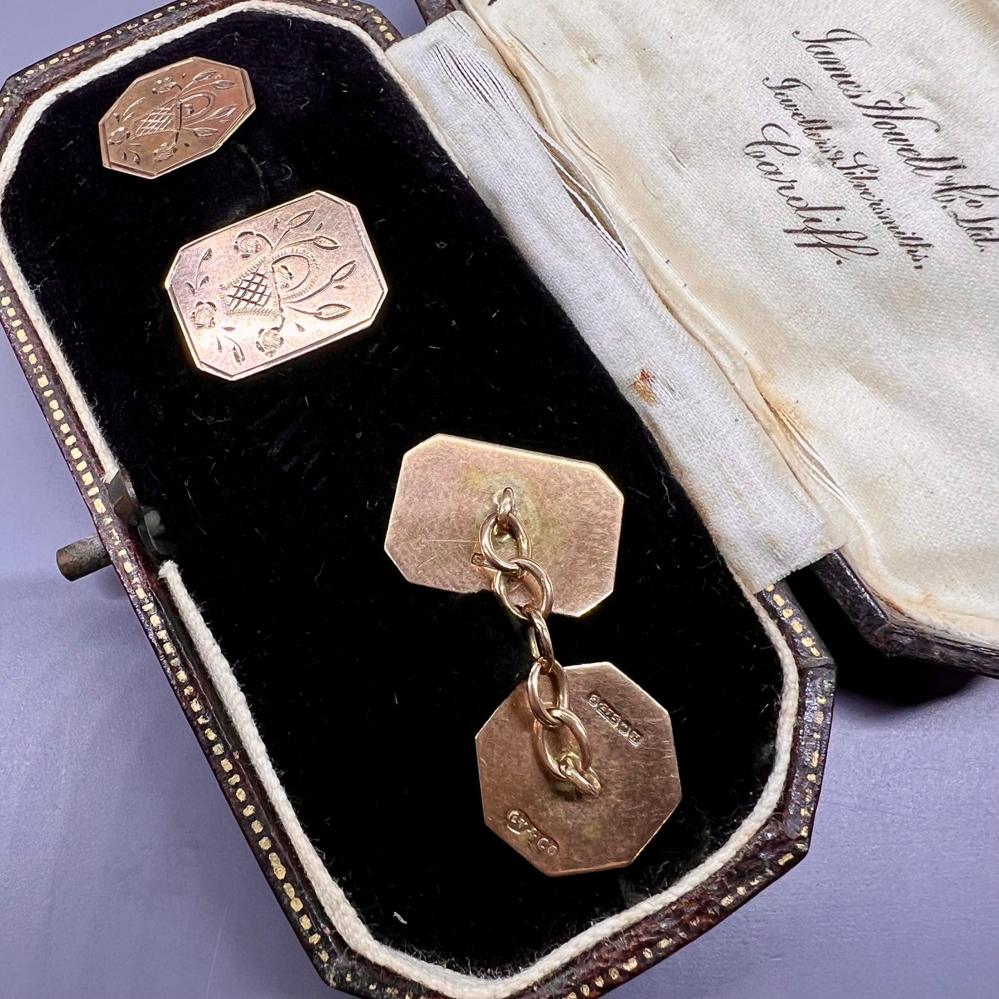 Pair of 9ct gold hand-engraved cufflinks from Birmingham, 1932