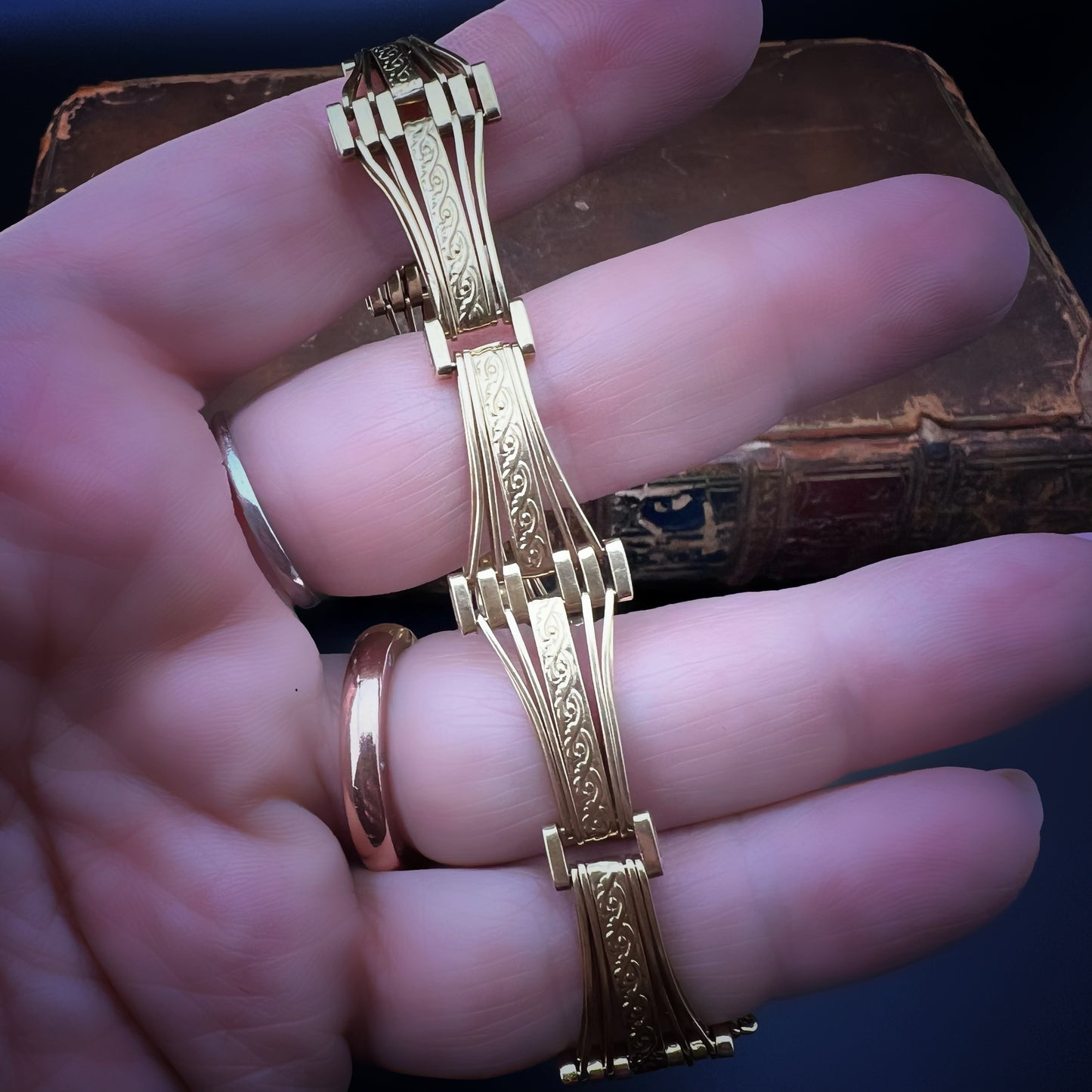 Halbstarres Armband aus 18 Karat Gold, Italien, ca. 1940.