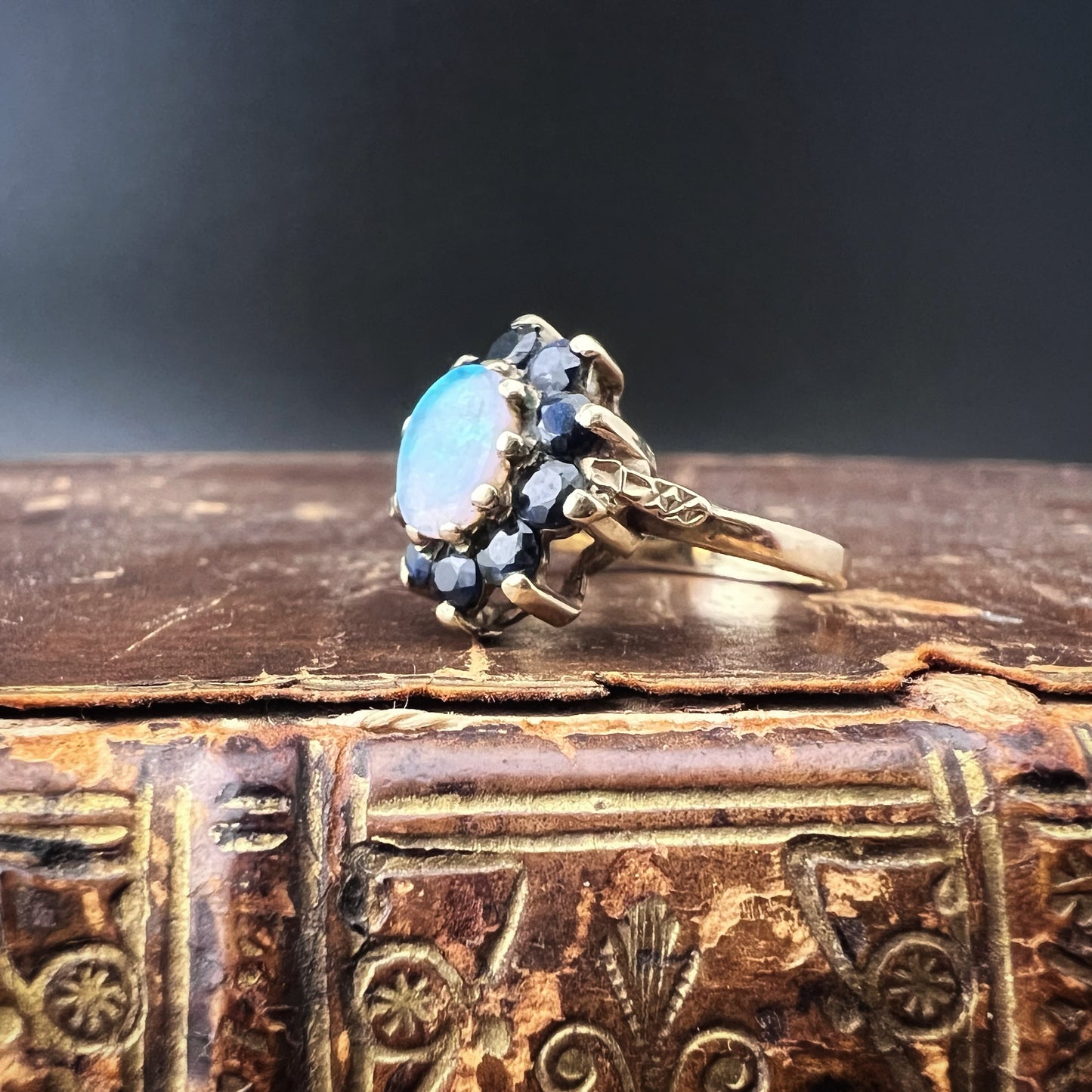 Vintage 9 Karat Gold Gänseblümchenring mit Opal und Saphiren