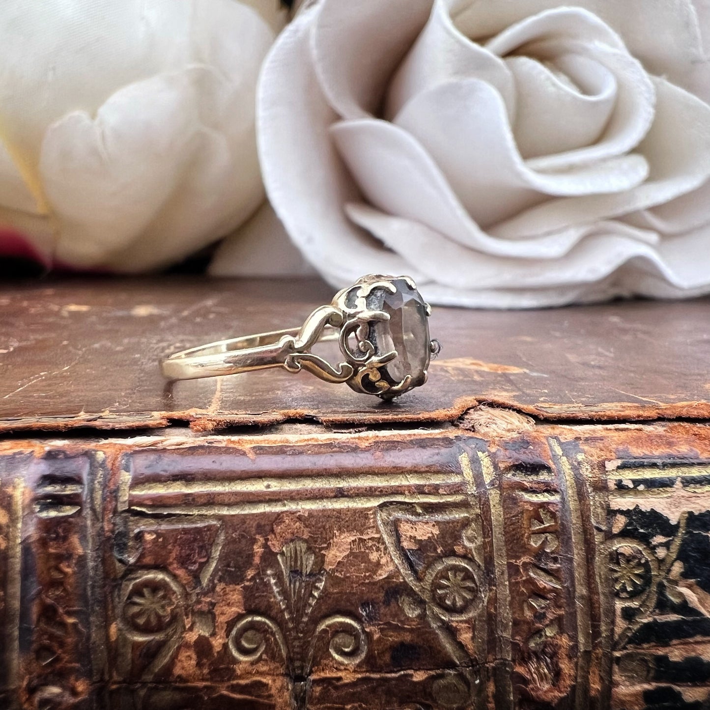 Anello in oro vintage con quarzo fumé e spallette a giorno (Londra, 1992)