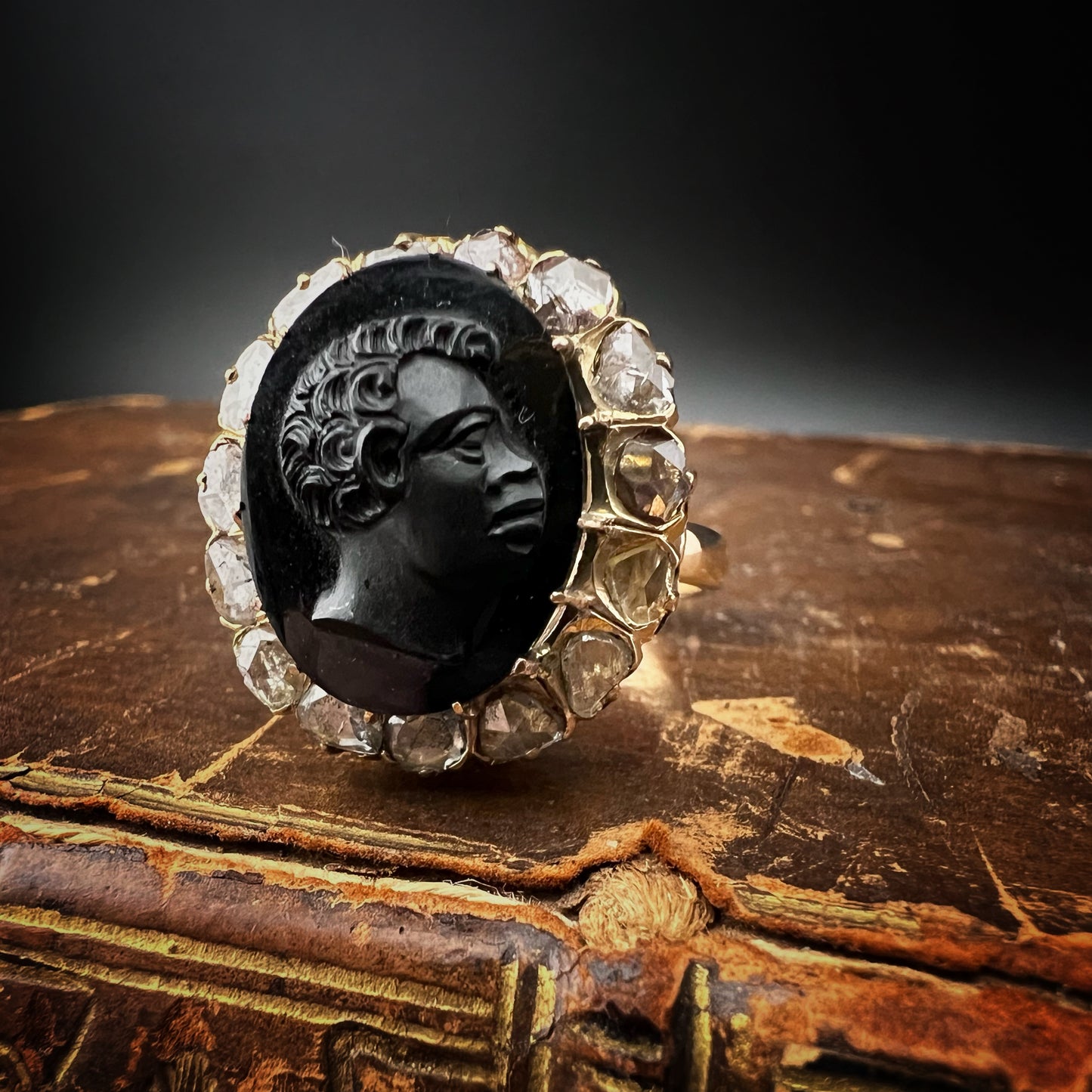 Goldring mit Onyx und Diamant Blackmoor