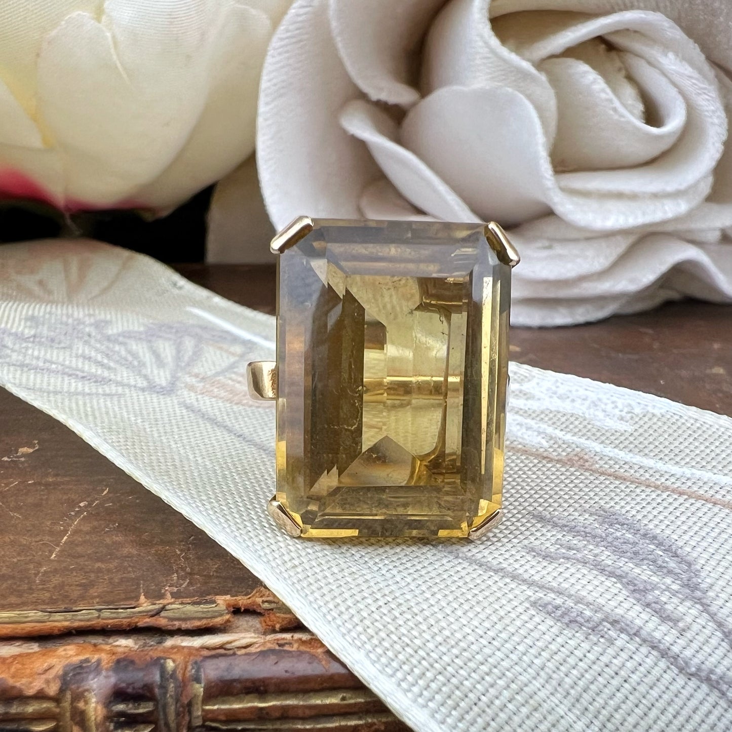 Anello cocktail con citrino taglio smeraldo – Londra, 1962