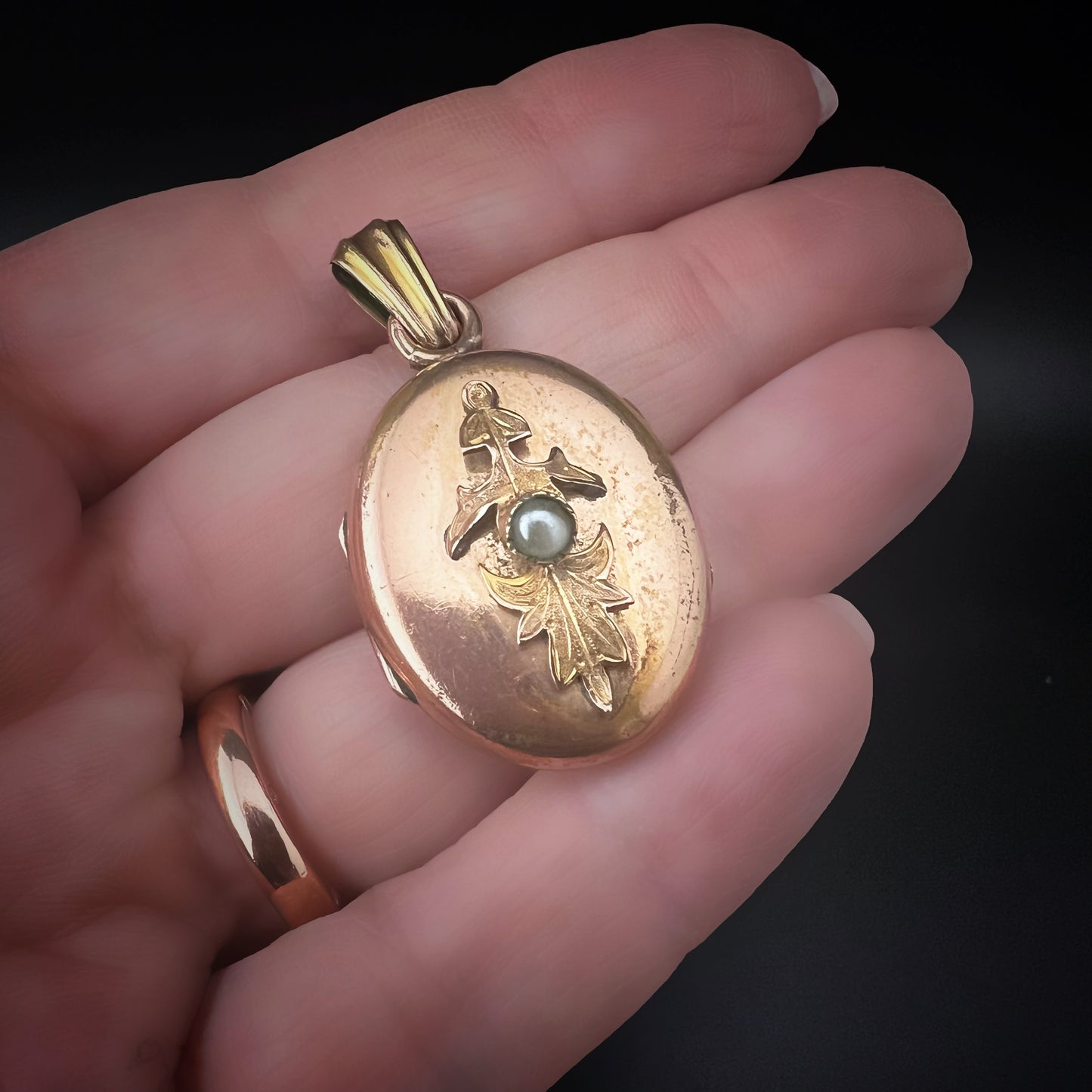 Antique Victorian 9ct gold locket