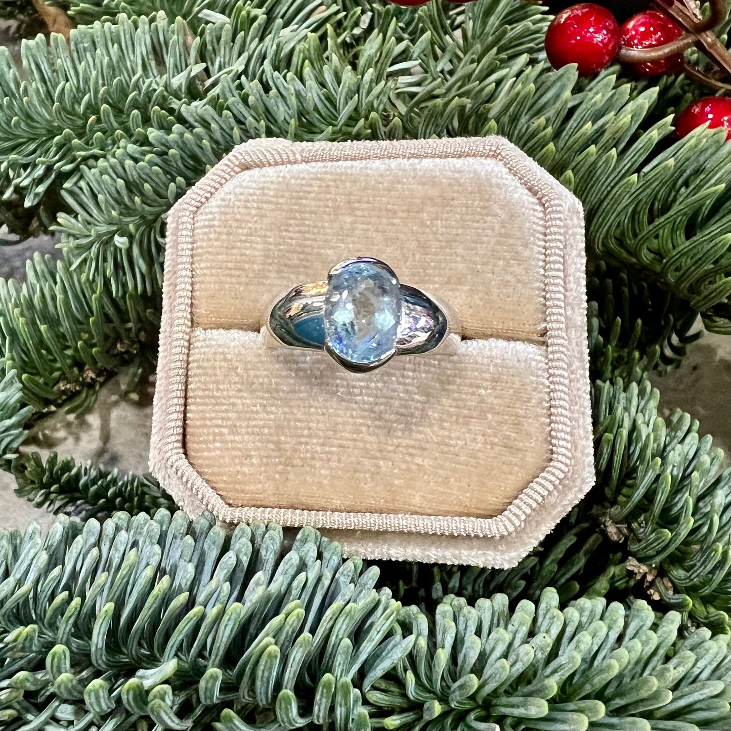 Ring with aquamarine and 18k white gold
