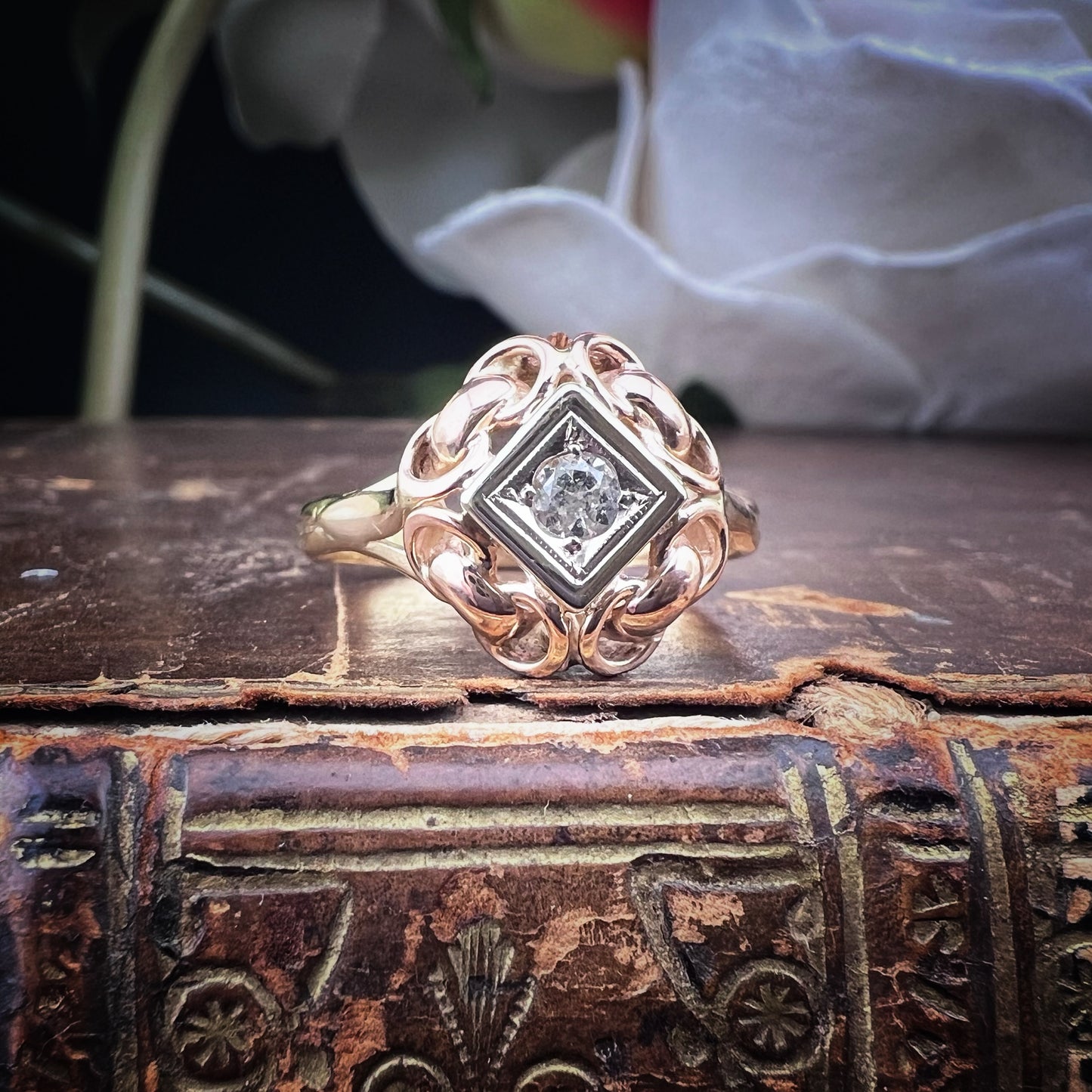 18 kt Gelbgoldring mit Leukosaphiren – Anfang des 20. Jahrhunderts