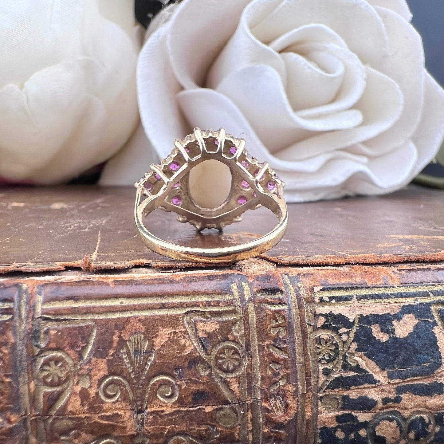 Anello vintage in oro giallo 9 ct con opale e rubini – Birmingham, 1989