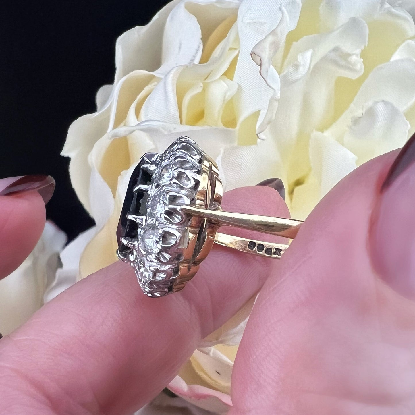 Anello a margherita in oro 18 ct con zaffiro e diamanti