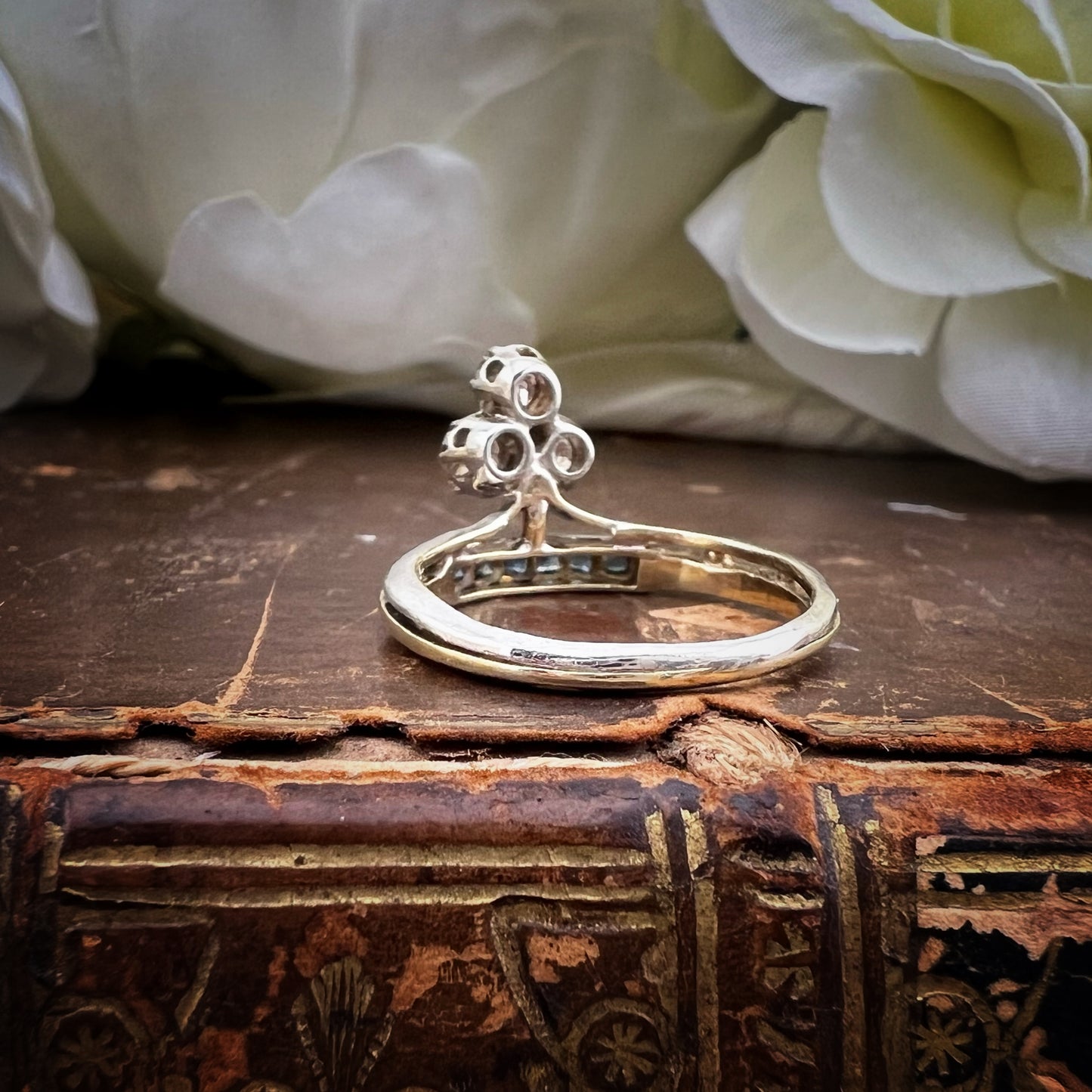 Anello “Memoria di Due Epoche” – Oro bianco e giallo 9 ct, Diamanti Old Mine e Zaffiri naturali