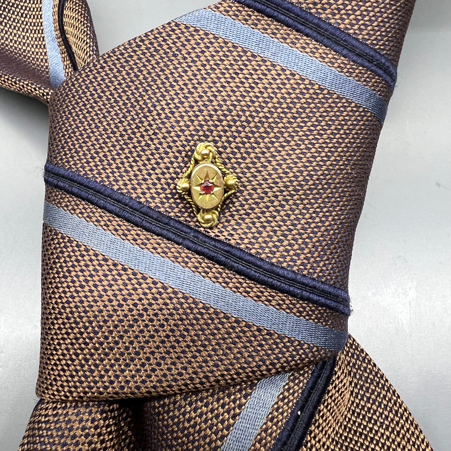 Englische Regimentsnadel in 9 ct Gold mit Rubin