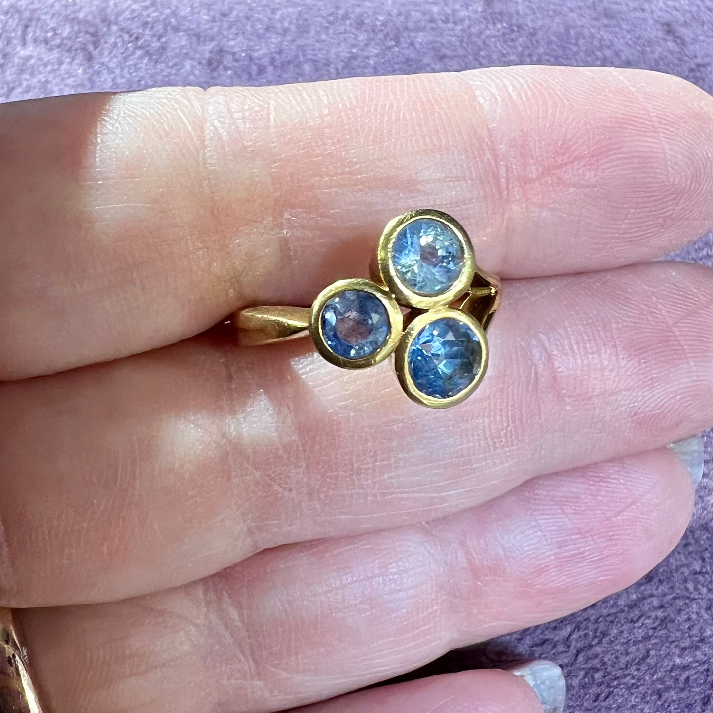 Ring with three light blue sapphires in 18k gold