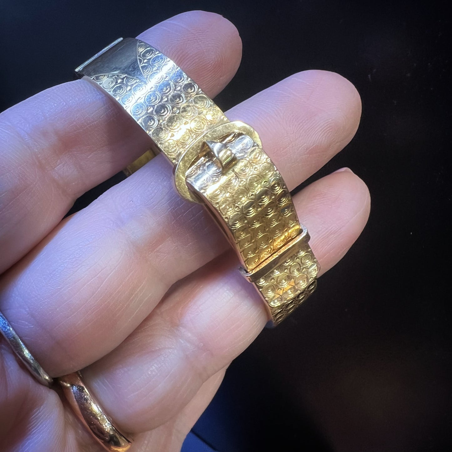 Starres Armband im Stil der 1930er Jahre mit Schnallenverzierung aus 18 Karat Gold