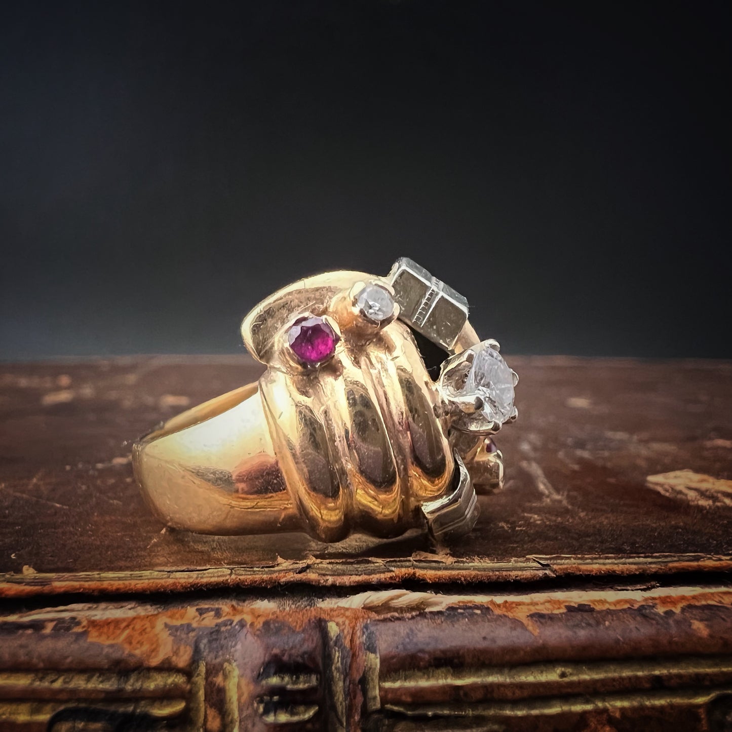 18 Karat Gelbgoldring mit Diamanten und Rubinen