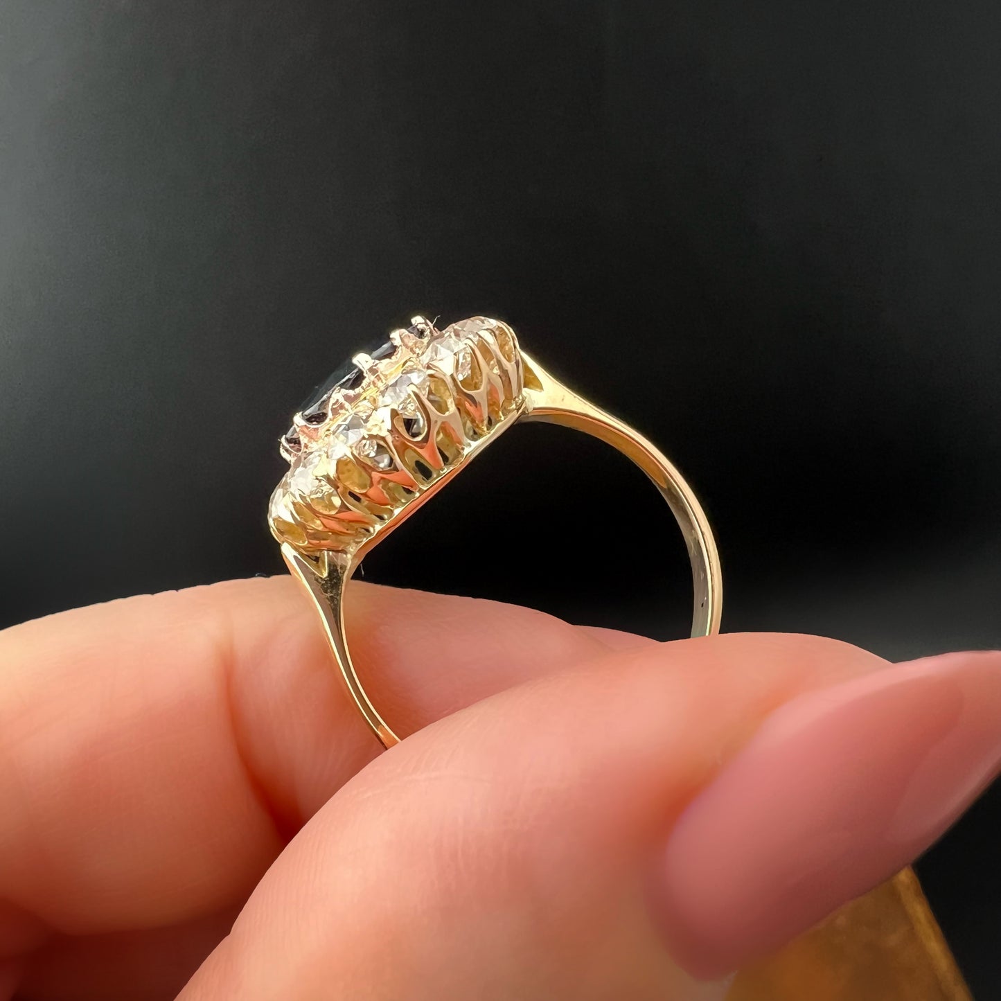 Gänseblümchenring aus 18 Karat Gold mit Altminendiamanten und einem natürlichen Saphir von 4,46 Karat