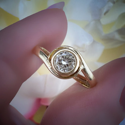 Elegante anello solitario vintage realizzato a Birmingham nel 1985, in oro giallo 9 carati