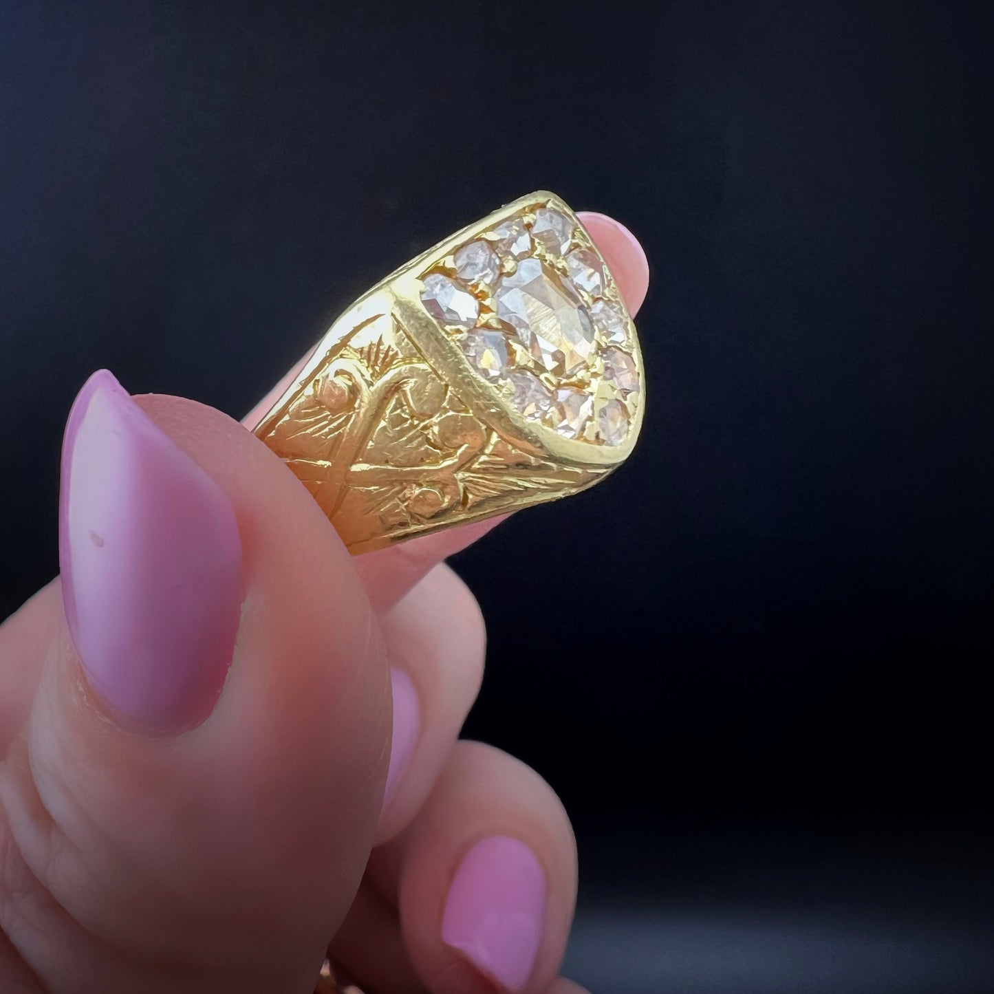 Importante anello chevalier - signet - sigillo in oro 18 ct e diamanti a taglio rosa