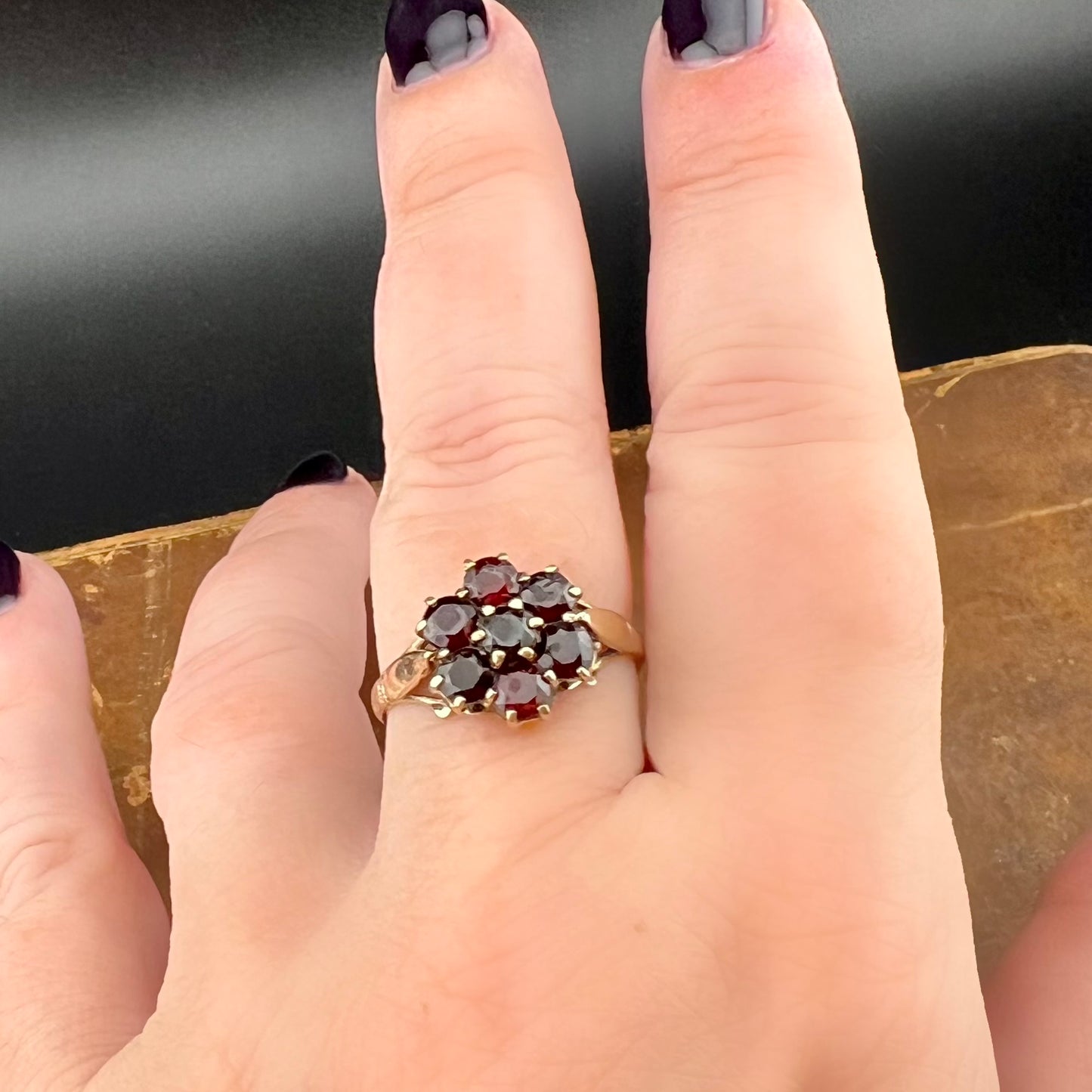 9 Karat Gold Granat Gänseblümchen Ring, 1976