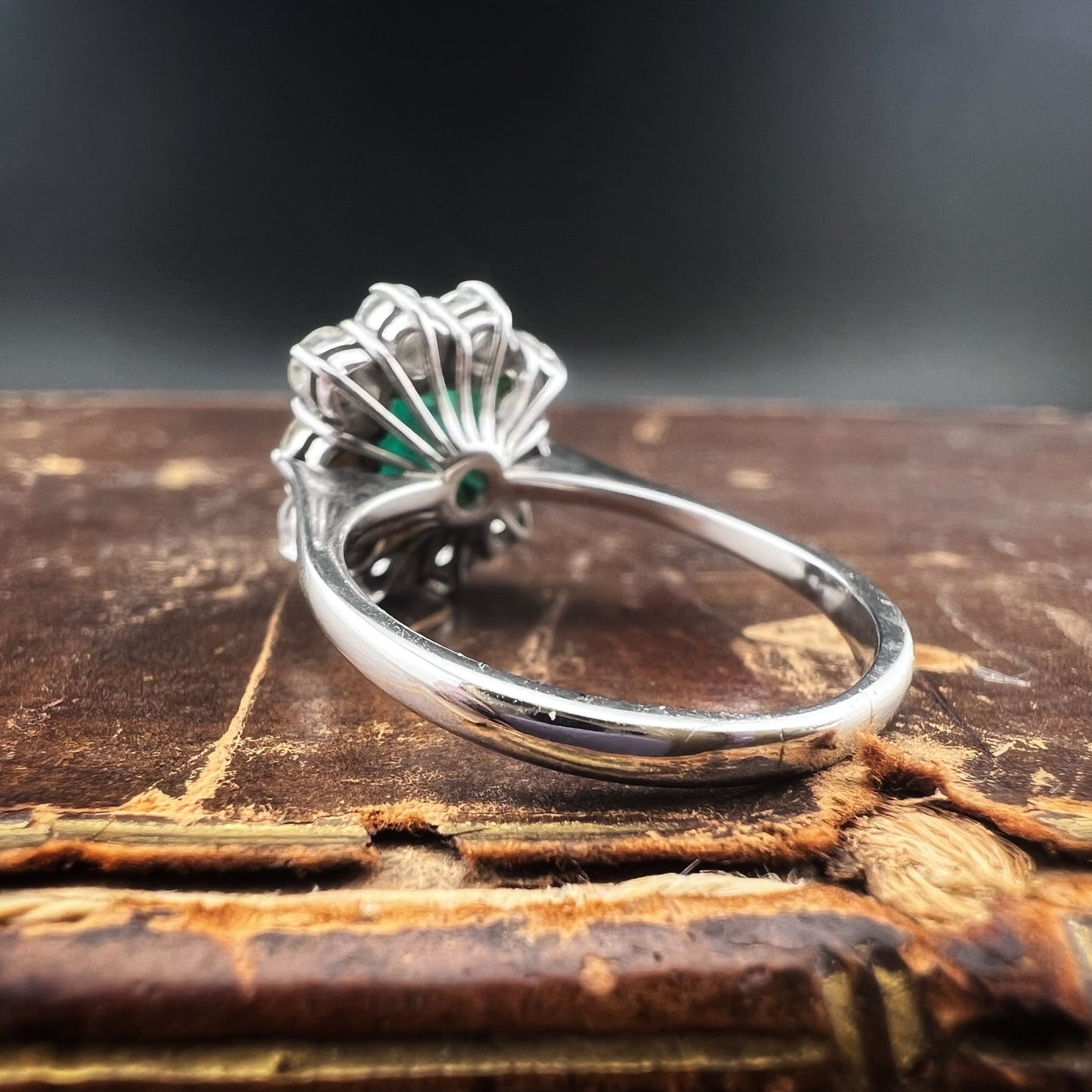 Gänseblümchenring aus 18 Karat Gold mit Smaragd und Diamanten