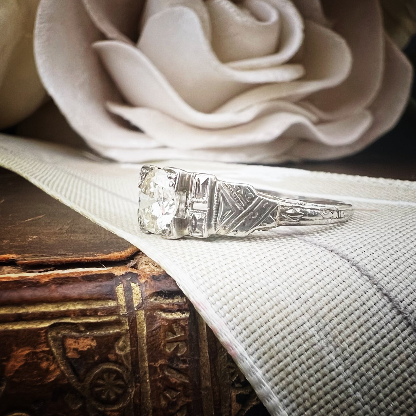 Anello solitario Art Déco in oro bianco 18 ct con diamante old mine cut