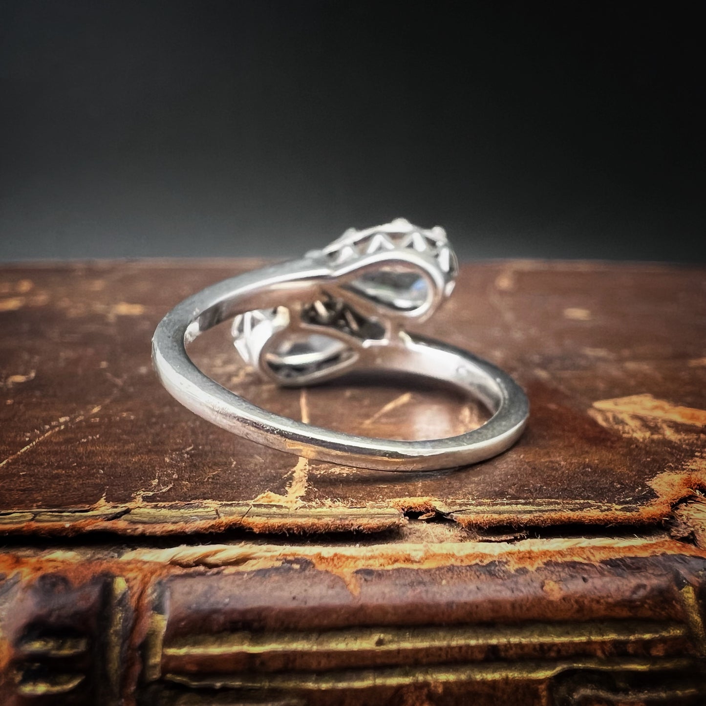 18K white gold “Toi et Moi” contrariè ring with pear-cut diamonds – Italy, 1920s