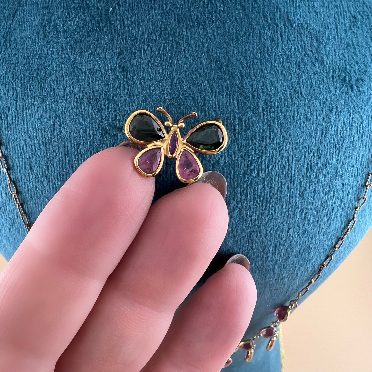 Kleiner Schmetterling aus 18 Karat Gold mit Rubinen und Topasen