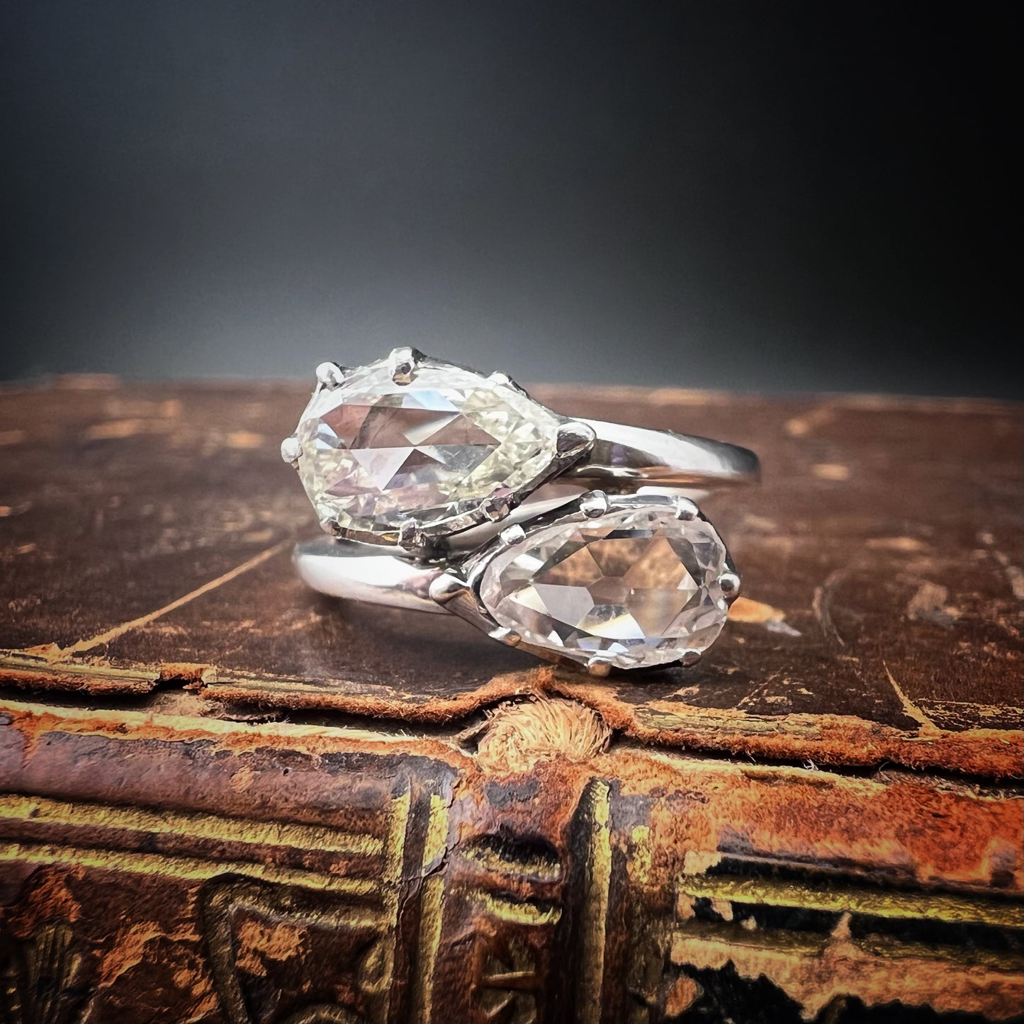 18K white gold “Toi et Moi” contrariè ring with pear-cut diamonds – Italy, 1920s