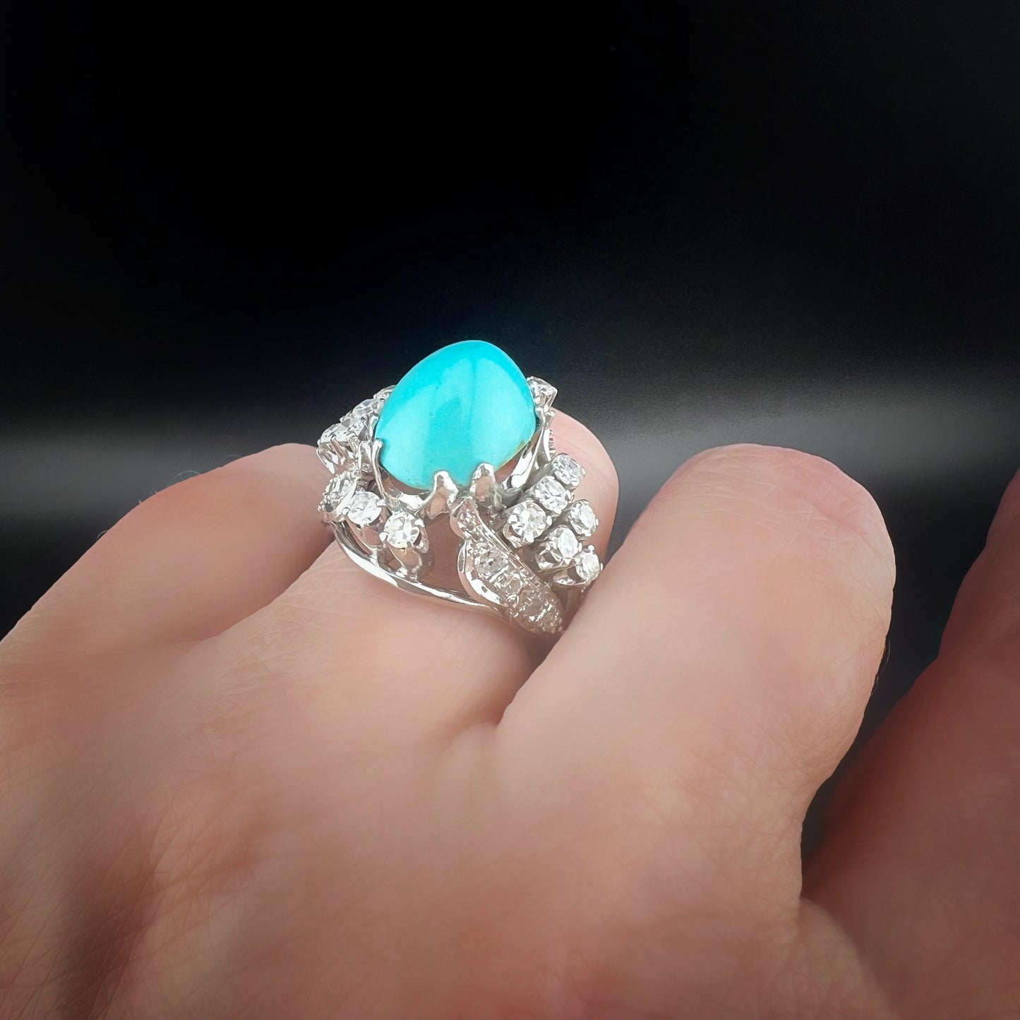 Imponente anello in oro bianco con turchese naturale e diamanti – Manifattura anni ’50