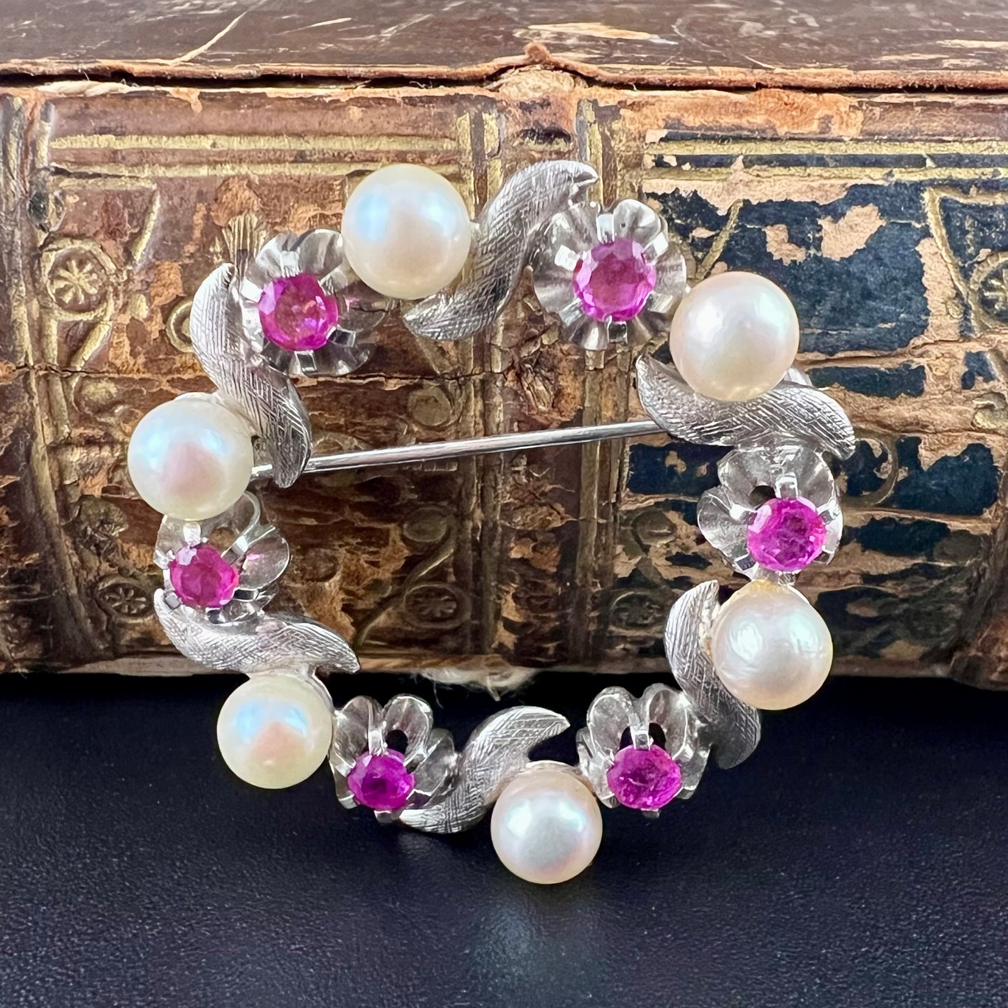 Italienische Brosche aus 18 Karat Gold mit Rubinen und Perlen aus den 1950er Jahren