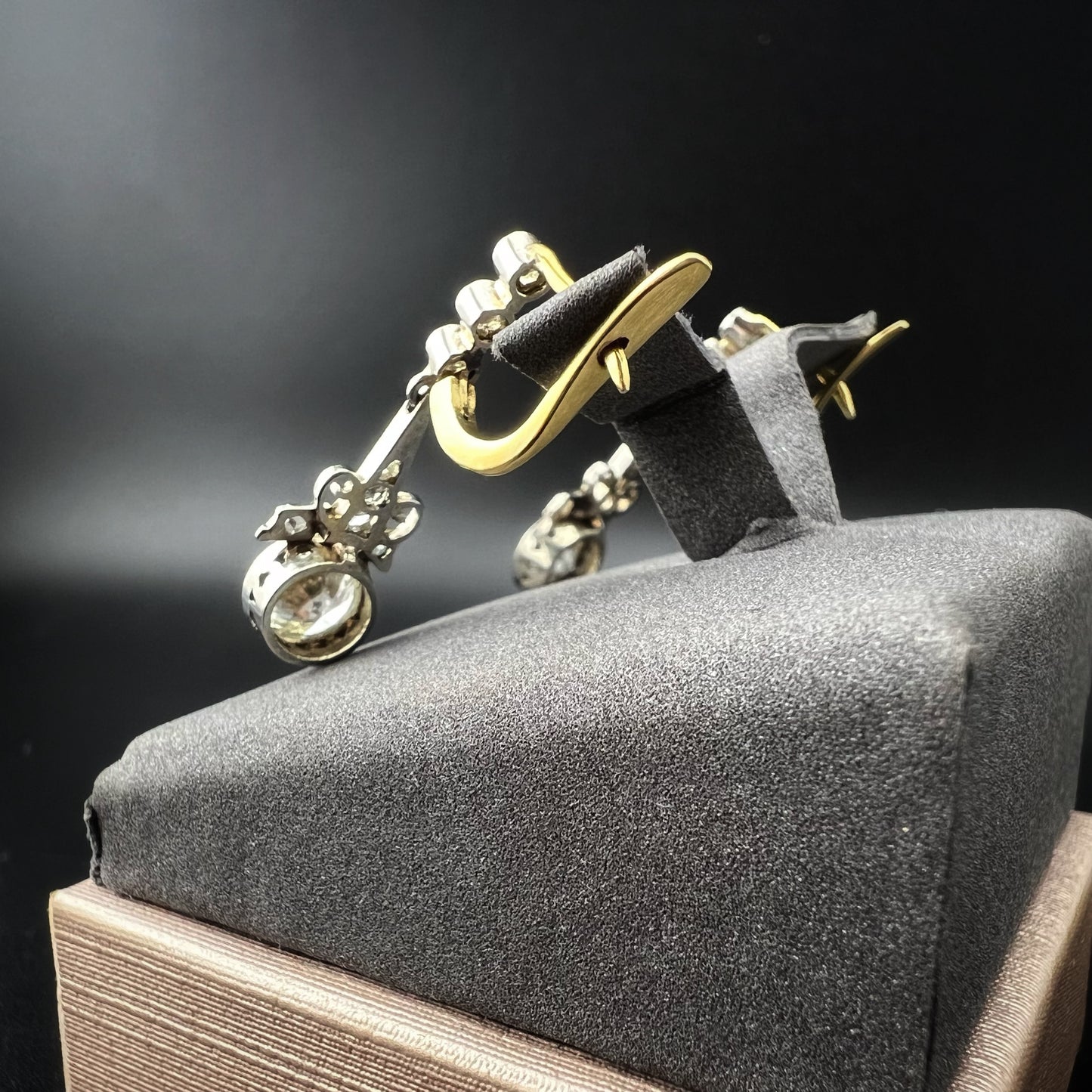 Orecchini Art Déco in Oro e Diamanti (Primi del '900 ct 2.28)