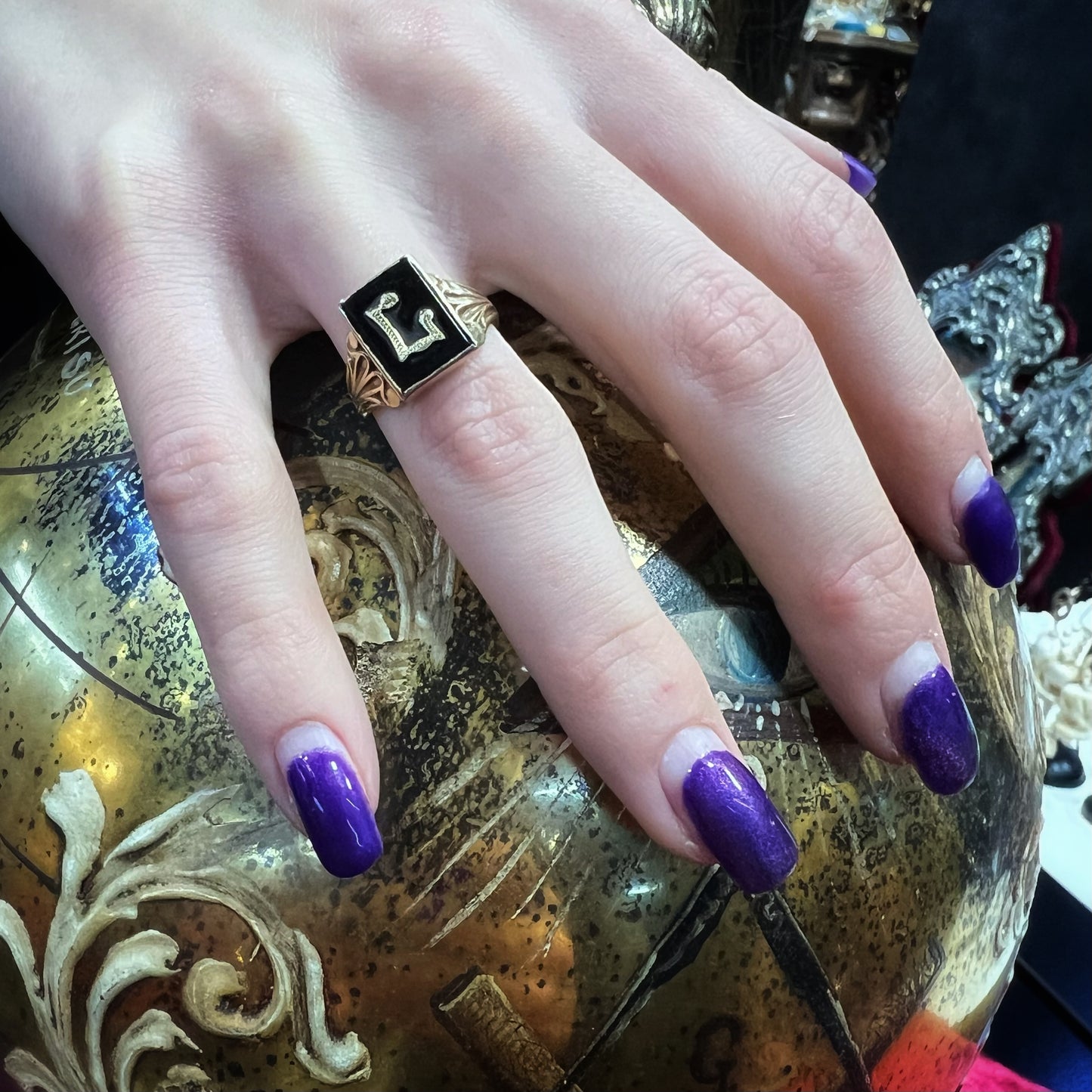 Vintage 1966 Gold- und Onyxring mit goldenem Anfangsbuchstaben L