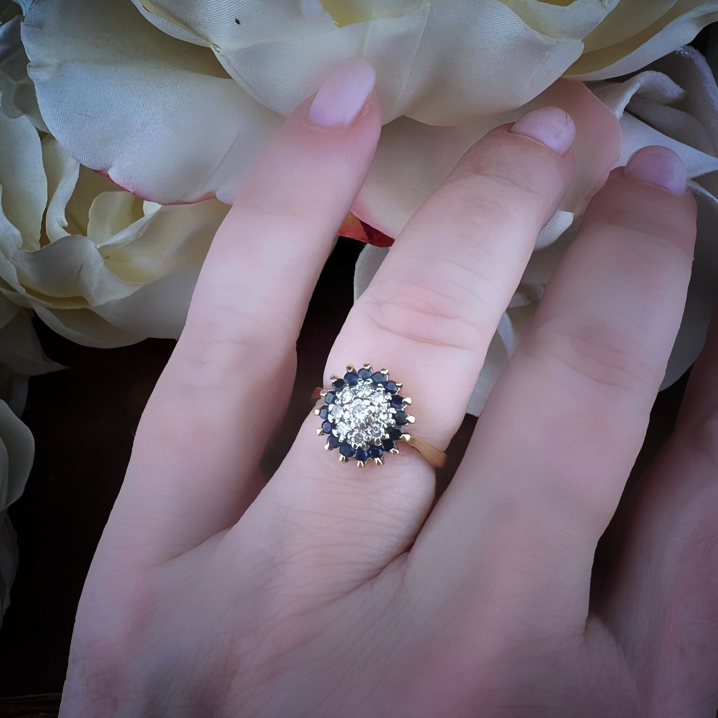 Anello Margherita in oro giallo 18 carati con diamanti e zaffiri – Londra, 1989